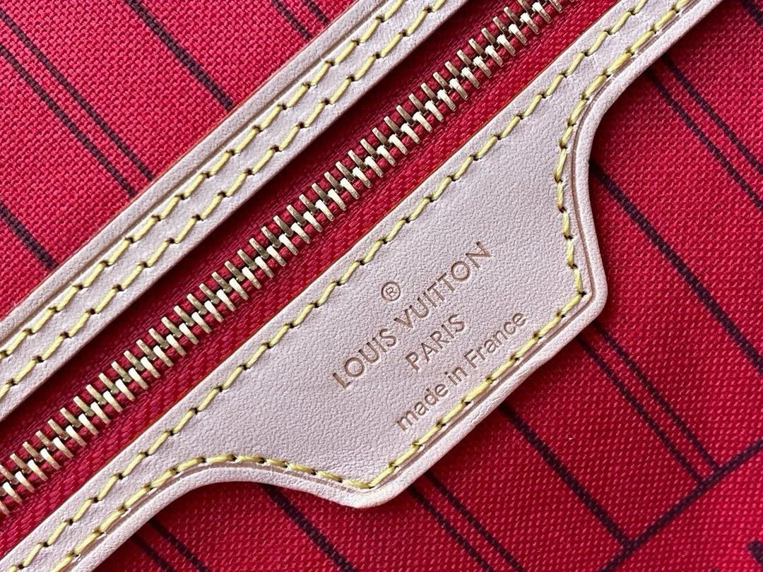 💰800 (large steel nails) top original order M40991 NEVERFULL large handbag Neverfull is a new interpretation of the classic handbag and explores the exquisite details inside the bag. Redesigned interior pockets feature fresh fabric linings and vintage details inspired by the Louis Vuitton archives, most notably the detachable zippered clutch, which can be used as a sophisticated clutch on its own or as an additional pocket. Bright lining tones add a more lively feel to Monogram's classic canvas. Detailed features 39 x 32 x 19 cm (Length x Height x Width) Redesigned interior pocket with details inspired by the Louis Vuitton archives Pockets lined with linen fabric Removable zippered clutch with tonal interior pocket Natural cowhide leather trim Shiny gold-tone hardware Handles: double handles