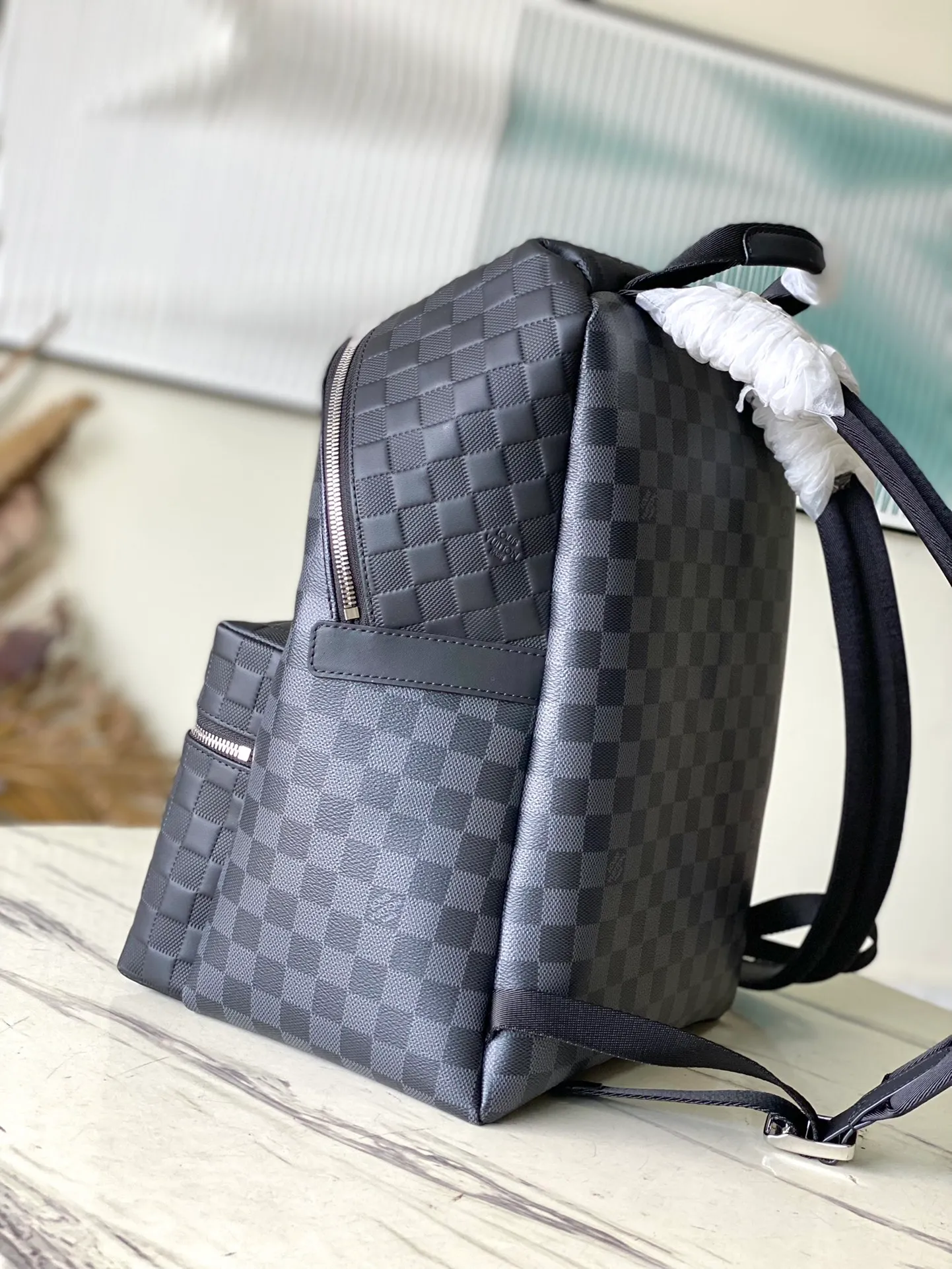 💰1000 (first grain leather) top original order N40436 This Discovery small backpack is from the Damier² series, combining Damier Infini leather and Damier Graphite canvas. The diagonal Louis Vuitton logo in the corner is derived from the classic elements of the Damier pattern, and then enriched with an embossed effect. Dimensions: 30 x 40 x 20 cm