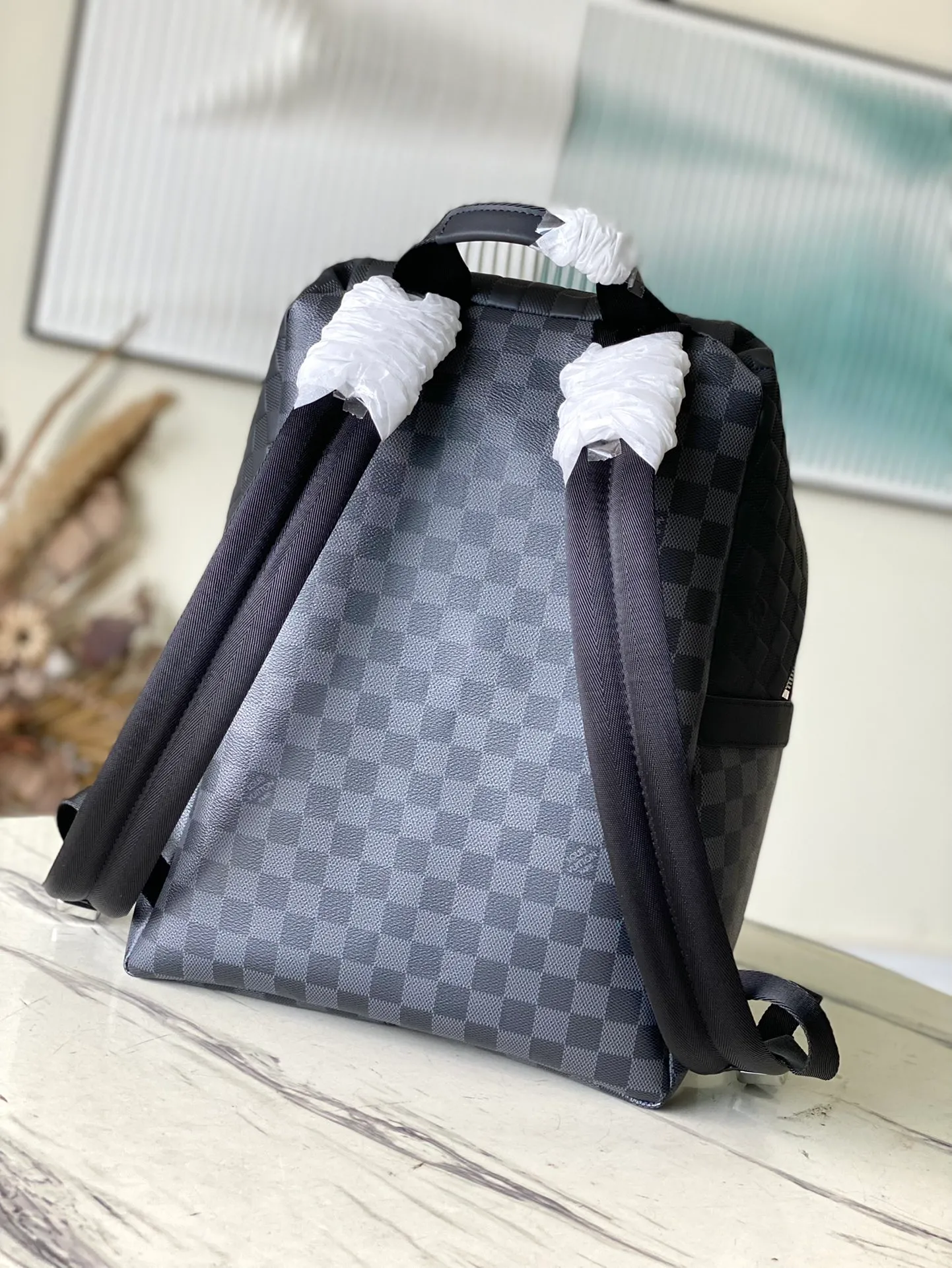 💰1000 (first grain leather) top original order N40436 This Discovery small backpack is from the Damier² series, combining Damier Infini leather and Damier Graphite canvas. The diagonal Louis Vuitton logo in the corner is derived from the classic elements of the Damier pattern, and then enriched with an embossed effect. Dimensions: 30 x 40 x 20 cm