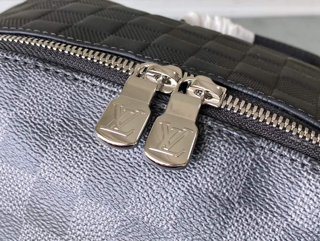 💰1000 (first grain leather) top original order N40436 This Discovery small backpack is from the Damier² series, combining Damier Infini leather and Damier Graphite canvas. The diagonal Louis Vuitton logo in the corner is derived from the classic elements of the Damier pattern, and then enriched with an embossed effect. Dimensions: 30 x 40 x 20 cm