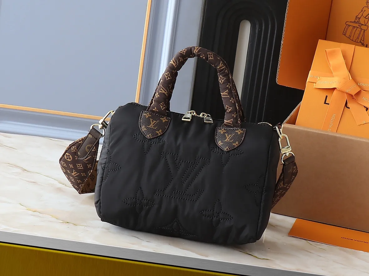 💰240💰Upgraded from the original M21061 M20937 M59008 This LV Pillow Speedy Bandoulière 25 handbag injects a cool attitude into the brand’s classic configuration. Recycled padded nylon has a matte sheen, with Monogram embroidery and Mini Monogram canvas trim. The top handle and shoulder strap are both padded, making it softer, warmer and more comfortable to carry. Dimensions: 25.0 x 19.0 x 15.0 cm (length x height x width)