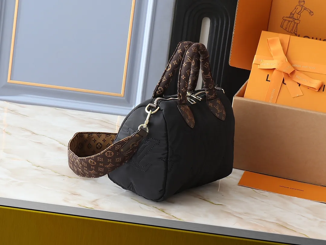 💰240💰Upgraded from the original M21061 M20937 M59008 This LV Pillow Speedy Bandoulière 25 handbag injects a cool attitude into the brand’s classic configuration. Recycled padded nylon has a matte sheen, with Monogram embroidery and Mini Monogram canvas trim. The top handle and shoulder strap are both padded, making it softer, warmer and more comfortable to carry. Dimensions: 25.0 x 19.0 x 15.0 cm (length x height x width)