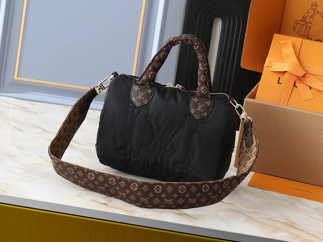 💰240💰Upgraded from the original M21061 M20937 M59008 This LV Pillow Speedy Bandoulière 25 handbag injects a cool attitude into the brand’s classic configuration. Recycled padded nylon has a matte sheen, with Monogram embroidery and Mini Monogram canvas trim. The top handle and shoulder strap are both padded, making it softer, warmer and more comfortable to carry. Dimensions: 25.0 x 19.0 x 15.0 cm (length x height x width)