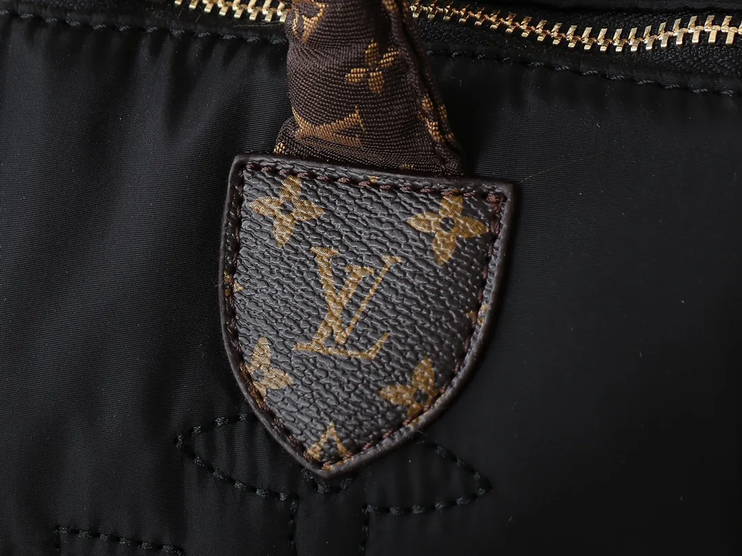 💰240💰Upgraded from the original M21061 M20937 M59008 This LV Pillow Speedy Bandoulière 25 handbag injects a cool attitude into the brand’s classic configuration. Recycled padded nylon has a matte sheen, with Monogram embroidery and Mini Monogram canvas trim. The top handle and shoulder strap are both padded, making it softer, warmer and more comfortable to carry. Dimensions: 25.0 x 19.0 x 15.0 cm (length x height x width)