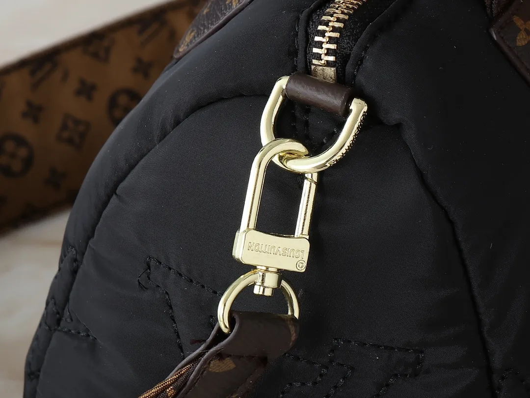 💰240💰Upgraded from the original M21061 M20937 M59008 This LV Pillow Speedy Bandoulière 25 handbag injects a cool attitude into the brand’s classic configuration. Recycled padded nylon has a matte sheen, with Monogram embroidery and Mini Monogram canvas trim. The top handle and shoulder strap are both padded, making it softer, warmer and more comfortable to carry. Dimensions: 25.0 x 19.0 x 15.0 cm (length x height x width)
