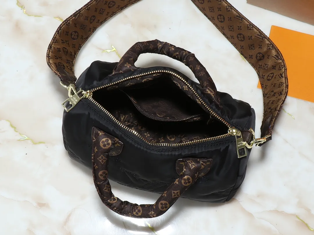 💰240💰Upgraded from the original M21061 M20937 M59008 This LV Pillow Speedy Bandoulière 25 handbag injects a cool attitude into the brand’s classic configuration. Recycled padded nylon has a matte sheen, with Monogram embroidery and Mini Monogram canvas trim. The top handle and shoulder strap are both padded, making it softer, warmer and more comfortable to carry. Dimensions: 25.0 x 19.0 x 15.0 cm (length x height x width)