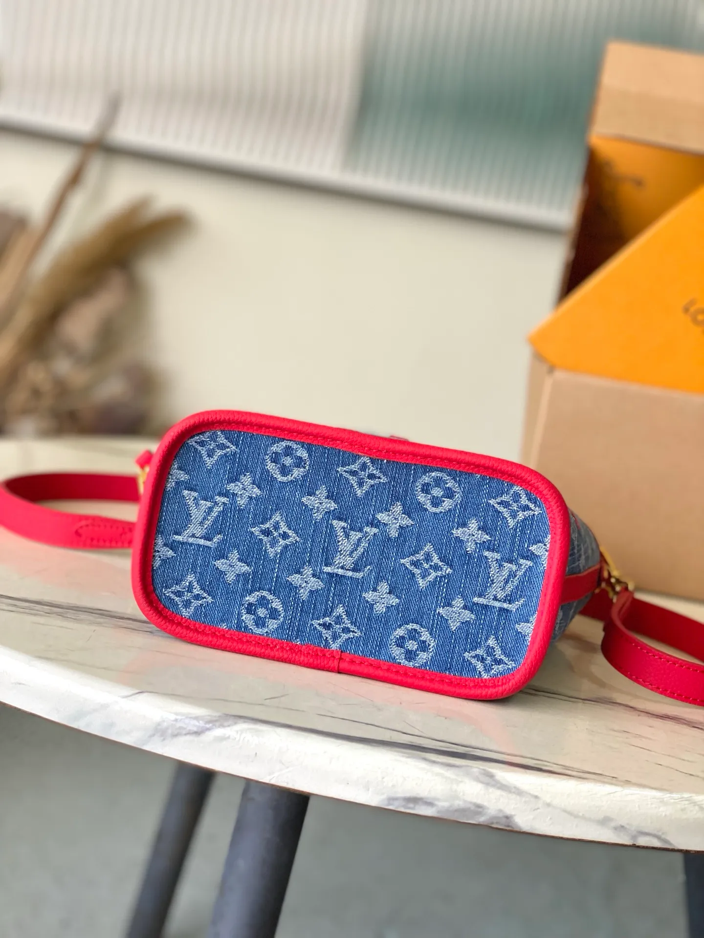 💰1180 Top Original Order M14997 This Neverfull Inside Out BB handbag comes from the Louis Vuitton Cherry embroidery pays homage to the Japanese artist's distinctive style, and a removable denim zip pocket completes the design. Dimensions: 26.5 × 16.5 × 11 cm