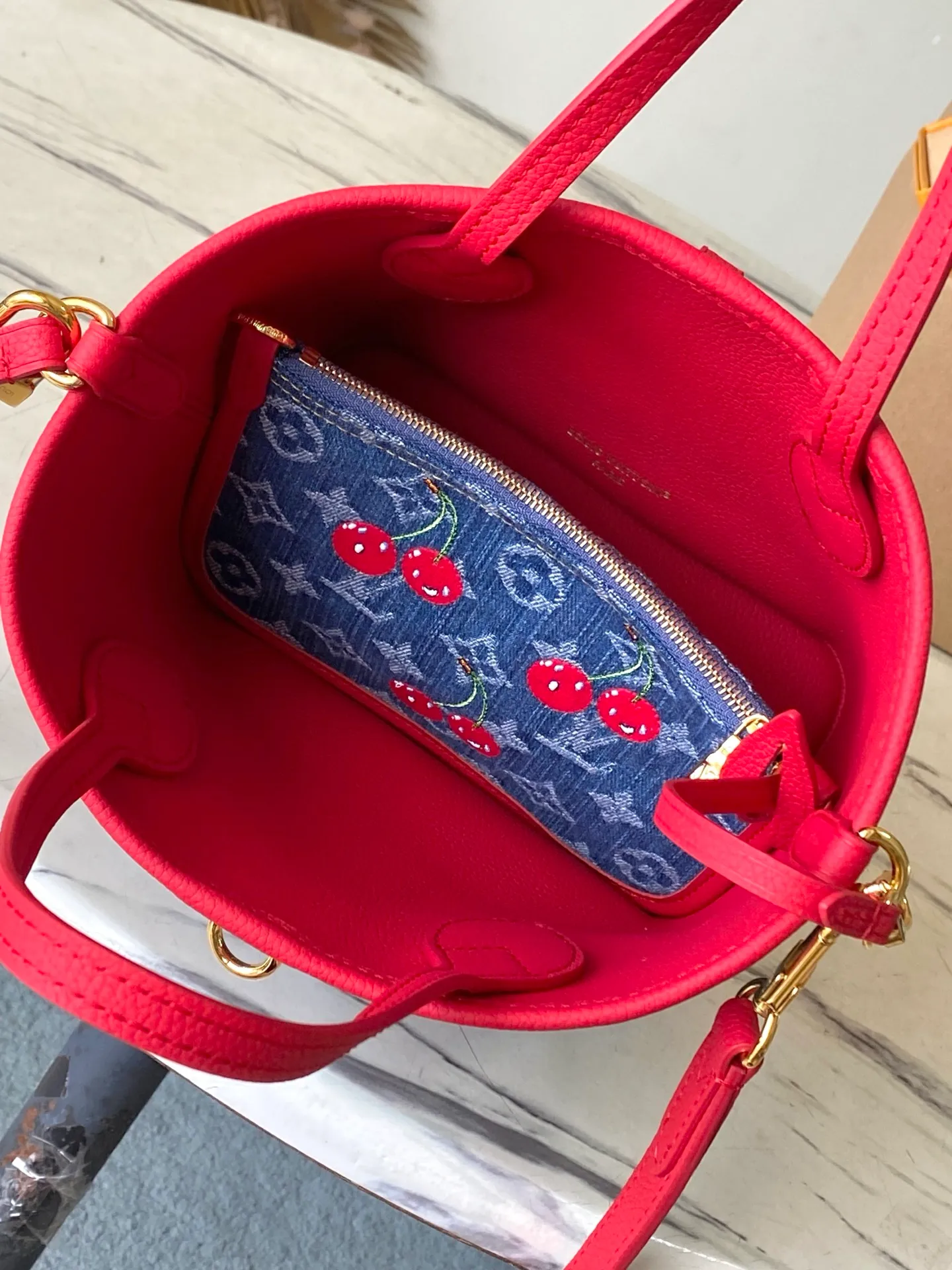 💰1180 Top Original Order M14997 This Neverfull Inside Out BB handbag comes from the Louis Vuitton Cherry embroidery pays homage to the Japanese artist's distinctive style, and a removable denim zip pocket completes the design. Dimensions: 26.5 × 16.5 × 11 cm