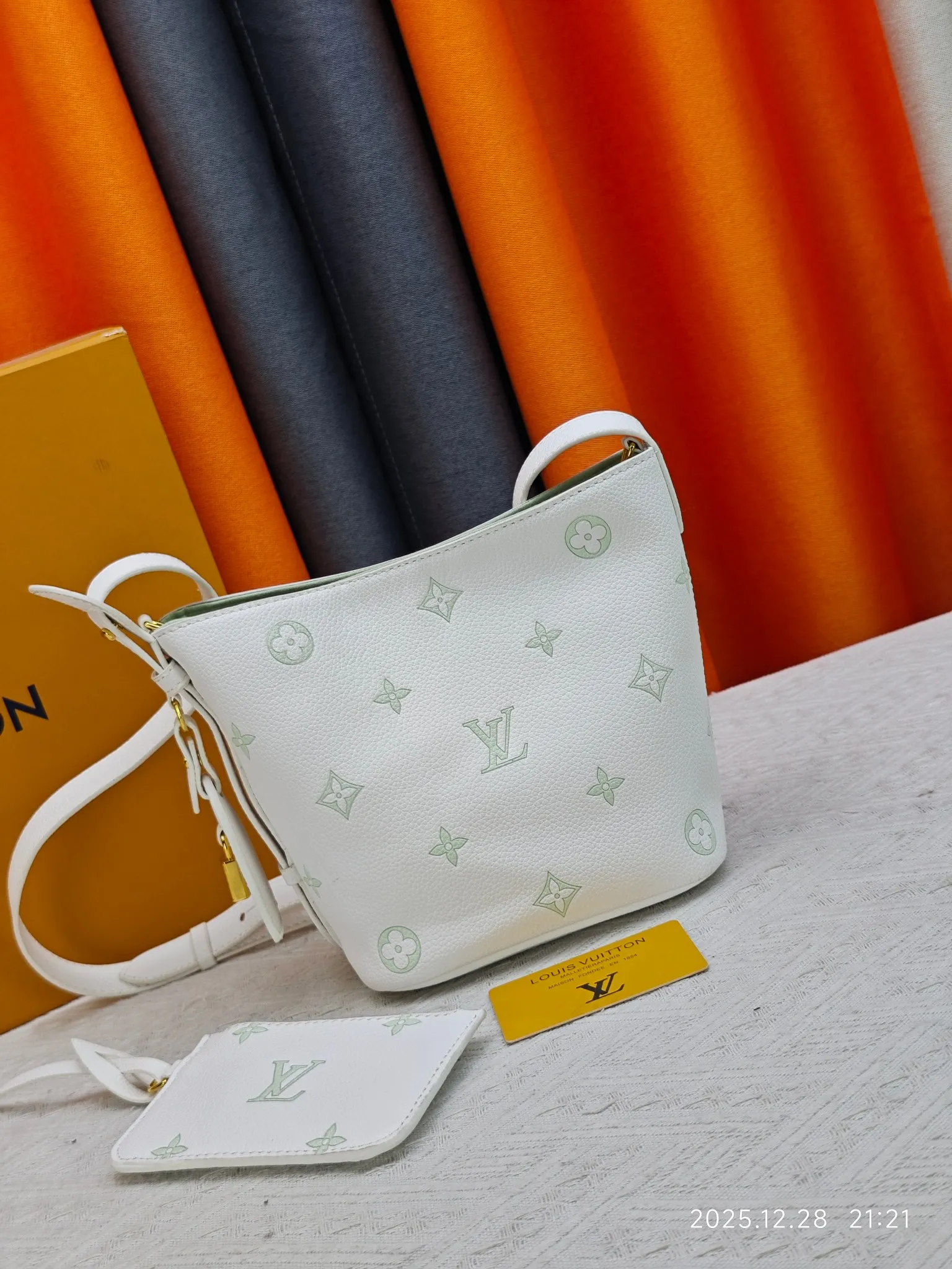 P220 upgraded original M27529 M12925 M12926 M13480 M13044 M14356 M13045 M13089 This All In BB handbag is made of Monogram canvas with shiny metal parts, and the iconic pendant and nameplate highlight the classic style. The adjustable shoulder strap continues the brand's trunk-making heritage, and the leather shoulder strap adds cross-body and shoulder carry options. The foldable design enables the silhouette to be retracted and retracted freely, providing ample space for daily use. 16.0 x 18.0 x 12.0 cm (length x height x width)