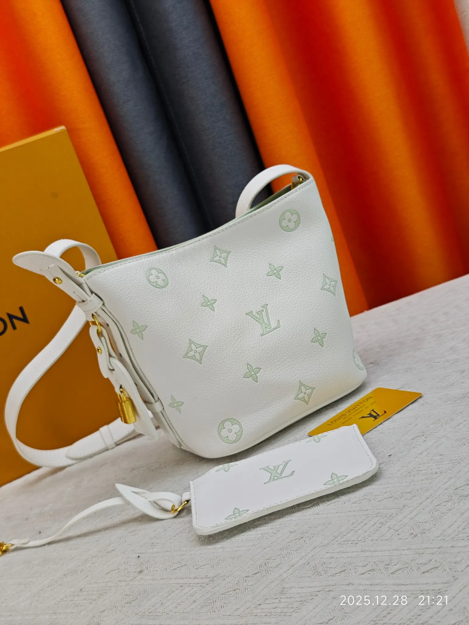 P220 upgraded original M27529 M12925 M12926 M13480 M13044 M14356 M13045 M13089 This All In BB handbag is made of Monogram canvas with shiny metal parts, and the iconic pendant and nameplate highlight the classic style. The adjustable shoulder strap continues the brand's trunk-making heritage, and the leather shoulder strap adds cross-body and shoulder carry options. The foldable design enables the silhouette to be retracted and retracted freely, providing ample space for daily use. 16.0 x 18.0 x 12.0 cm (length x height x width)