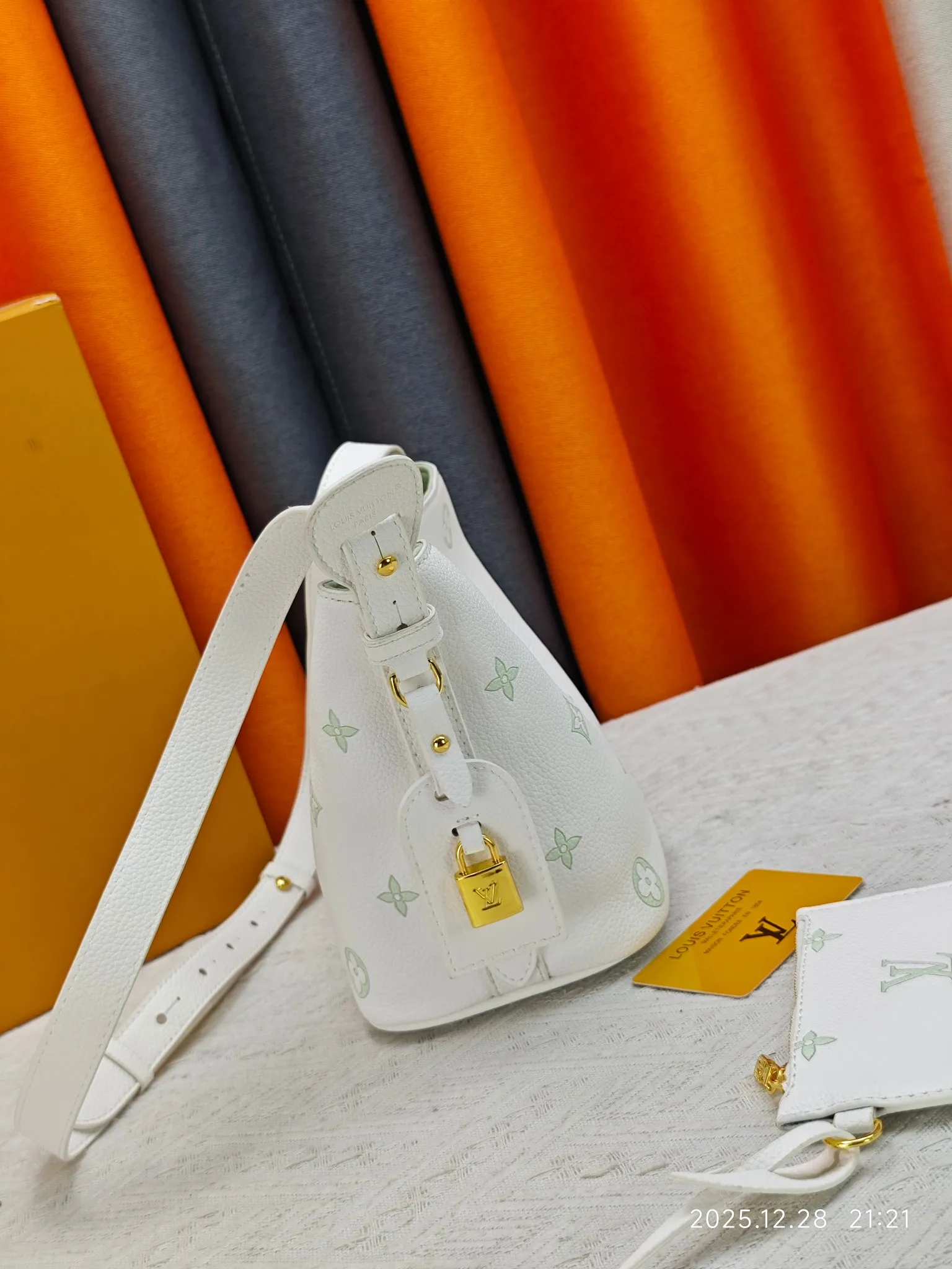 P220 upgraded original M27529 M12925 M12926 M13480 M13044 M14356 M13045 M13089 This All In BB handbag is made of Monogram canvas with shiny metal parts, and the iconic pendant and nameplate highlight the classic style. The adjustable shoulder strap continues the brand's trunk-making heritage, and the leather shoulder strap adds cross-body and shoulder carry options. The foldable design enables the silhouette to be retracted and retracted freely, providing ample space for daily use. 16.0 x 18.0 x 12.0 cm (length x height x width)