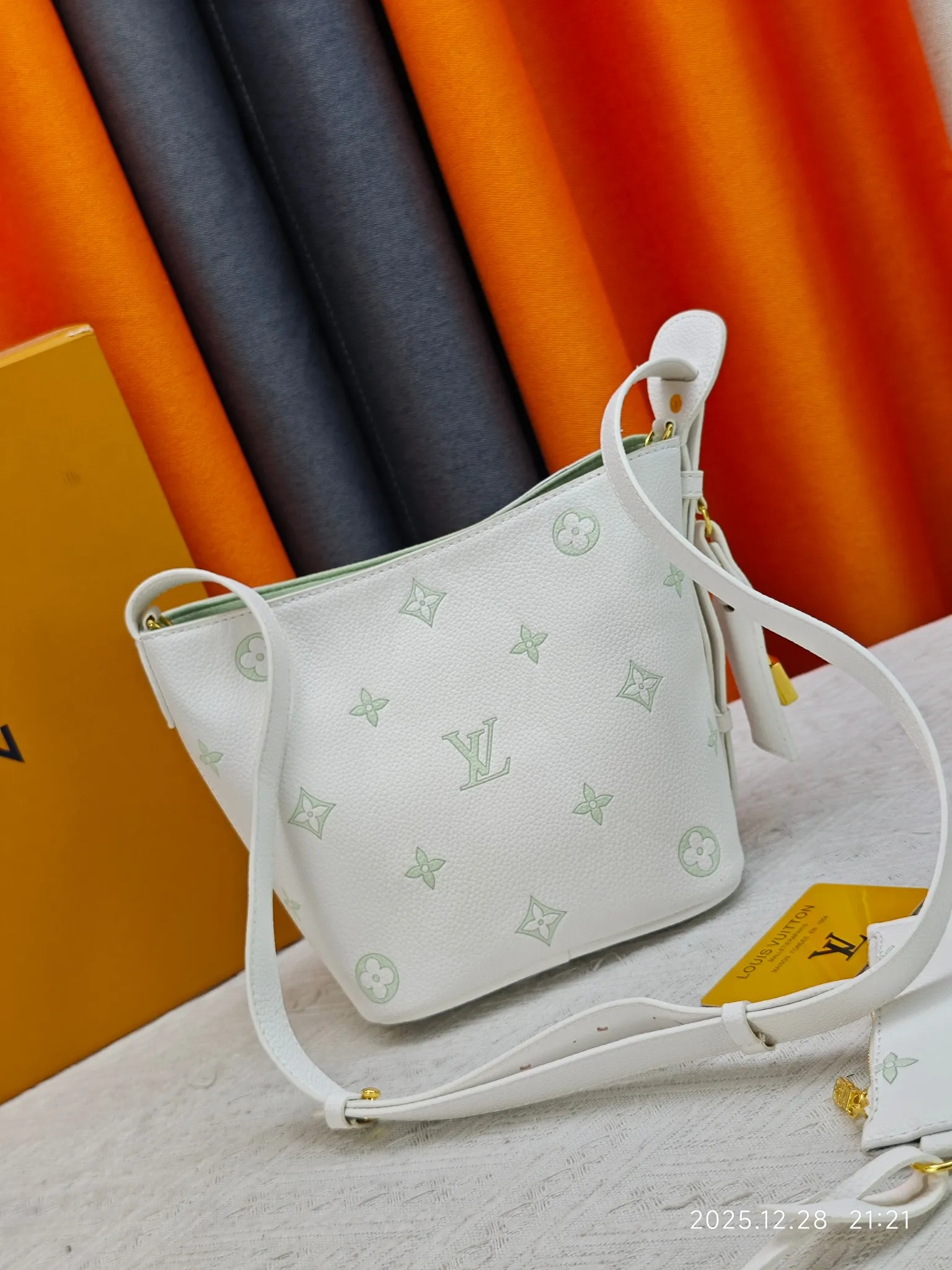P220 upgraded original M27529 M12925 M12926 M13480 M13044 M14356 M13045 M13089 This All In BB handbag is made of Monogram canvas with shiny metal parts, and the iconic pendant and nameplate highlight the classic style. The adjustable shoulder strap continues the brand's trunk-making heritage, and the leather shoulder strap adds cross-body and shoulder carry options. The foldable design enables the silhouette to be retracted and retracted freely, providing ample space for daily use. 16.0 x 18.0 x 12.0 cm (length x height x width)