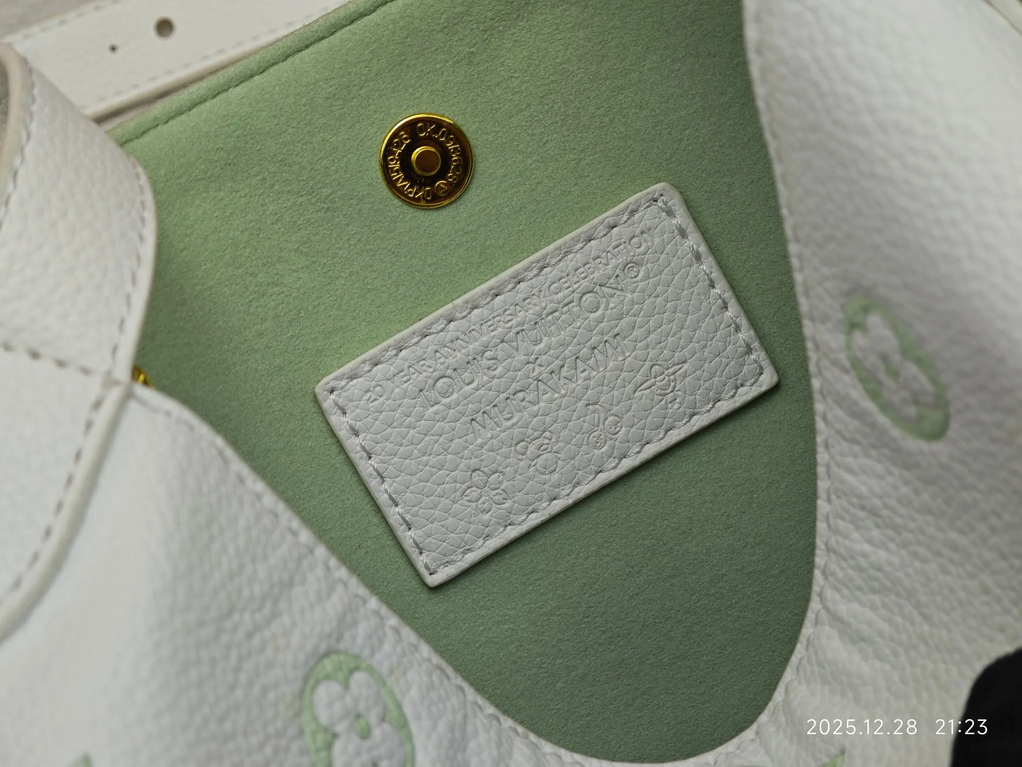 P220 upgraded original M27529 M12925 M12926 M13480 M13044 M14356 M13045 M13089 This All In BB handbag is made of Monogram canvas with shiny metal parts, and the iconic pendant and nameplate highlight the classic style. The adjustable shoulder strap continues the brand's trunk-making heritage, and the leather shoulder strap adds cross-body and shoulder carry options. The foldable design enables the silhouette to be retracted and retracted freely, providing ample space for daily use. 16.0 x 18.0 x 12.0 cm (length x height x width)