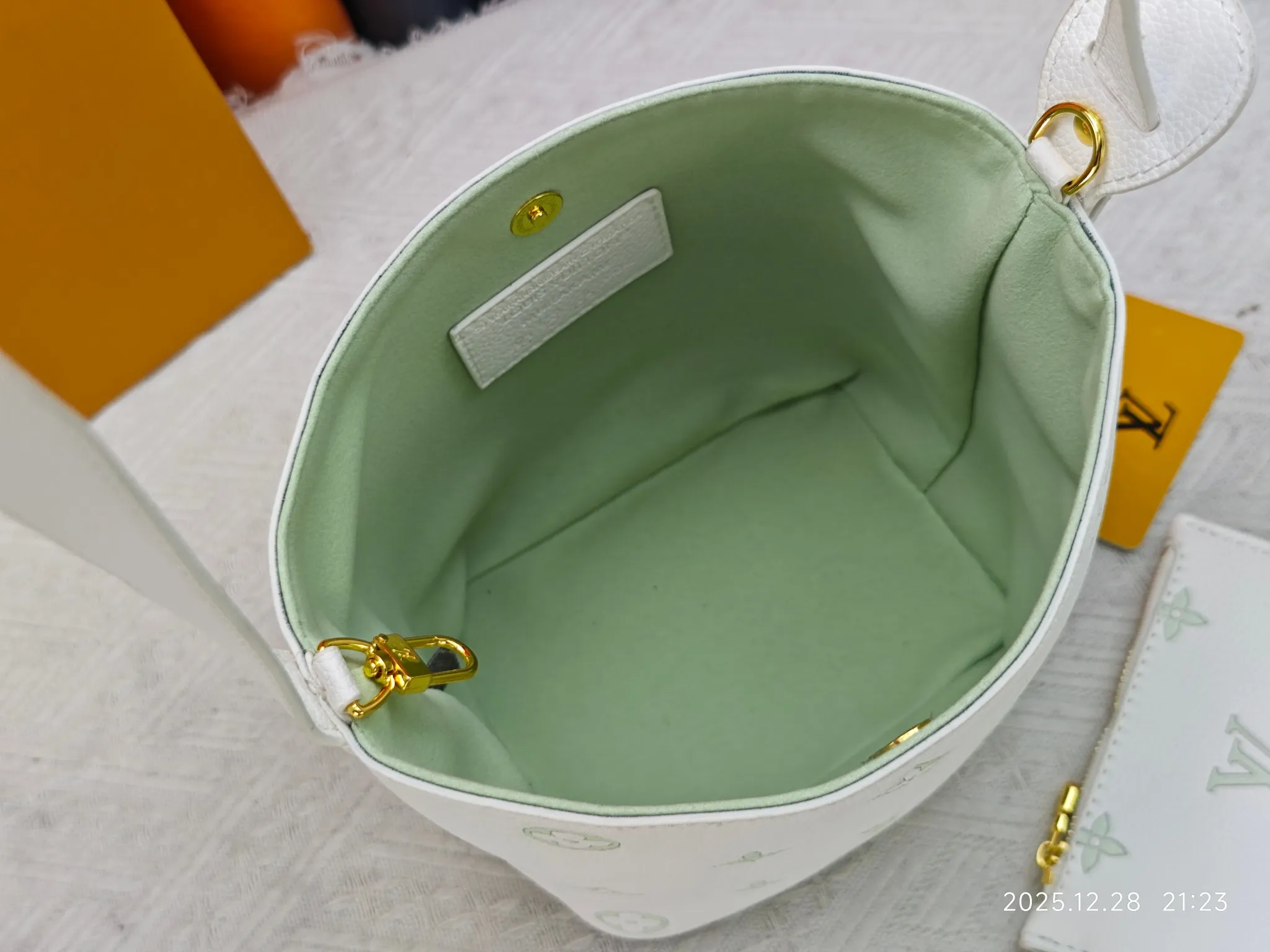 P220 upgraded original M27529 M12925 M12926 M13480 M13044 M14356 M13045 M13089 This All In BB handbag is made of Monogram canvas with shiny metal parts, and the iconic pendant and nameplate highlight the classic style. The adjustable shoulder strap continues the brand's trunk-making heritage, and the leather shoulder strap adds cross-body and shoulder carry options. The foldable design enables the silhouette to be retracted and retracted freely, providing ample space for daily use. 16.0 x 18.0 x 12.0 cm (length x height x width)