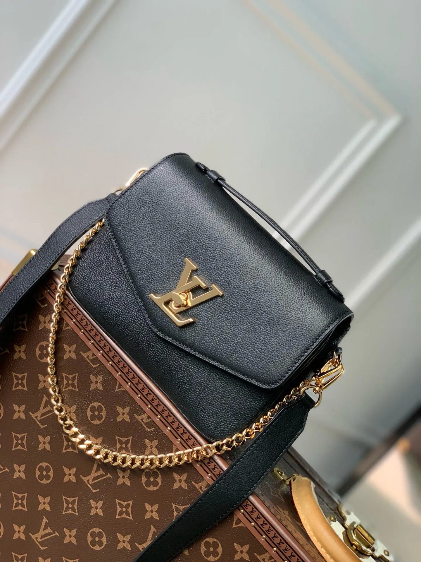 💰1140 (top layer leather) top original M22735 Oxford handbag is made of soft grain leather, with dazzling metal parts to highlight the brand style. The detachable chain and adjustable leather strap allow for a variety of carrying options, adding a dynamic feel to everyday life and day and night occasions. 22.0 x 16.0 x 9.5 cm (length x height x width)