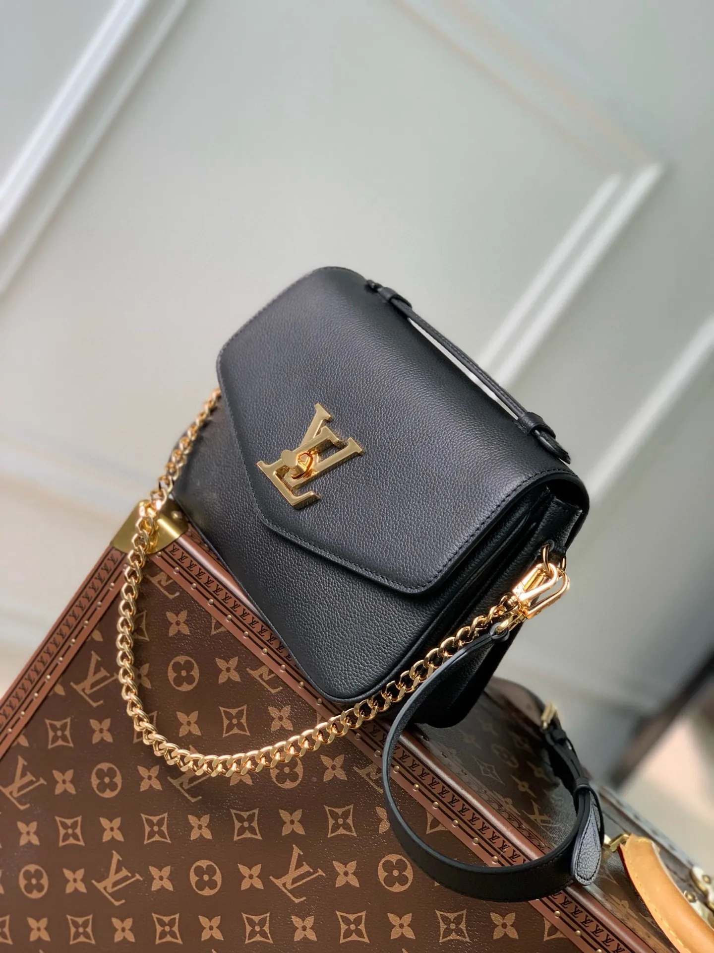 💰1140 (top layer leather) top original M22735 Oxford handbag is made of soft grain leather, with dazzling metal parts to highlight the brand style. The detachable chain and adjustable leather strap allow for a variety of carrying options, adding a dynamic feel to everyday life and day and night occasions. 22.0 x 16.0 x 9.5 cm (length x height x width)