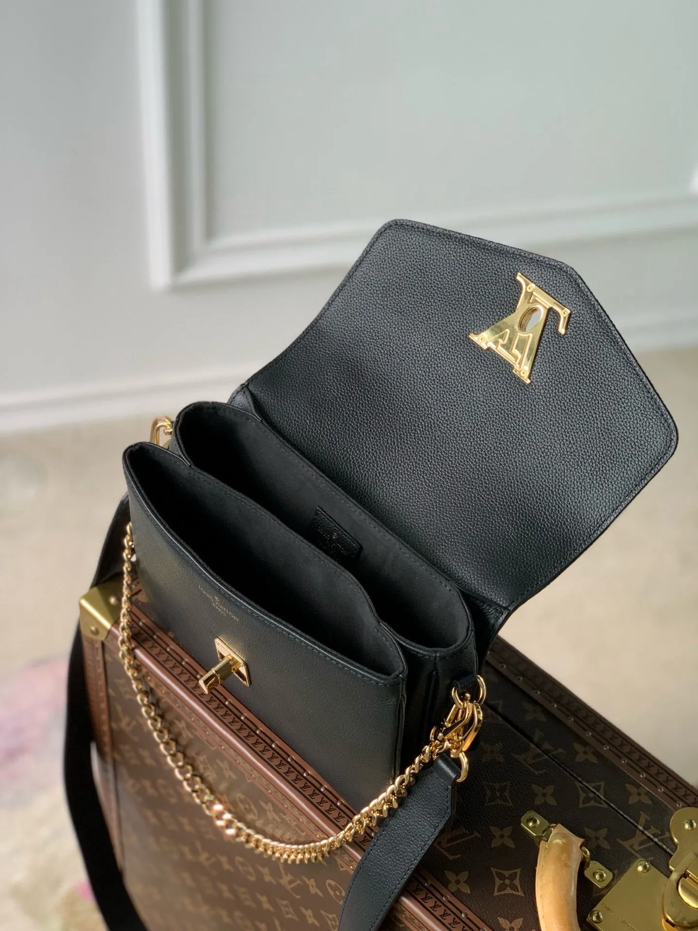 💰1140 (top layer leather) top original M22735 Oxford handbag is made of soft grain leather, with dazzling metal parts to highlight the brand style. The detachable chain and adjustable leather strap allow for a variety of carrying options, adding a dynamic feel to everyday life and day and night occasions. 22.0 x 16.0 x 9.5 cm (length x height x width)