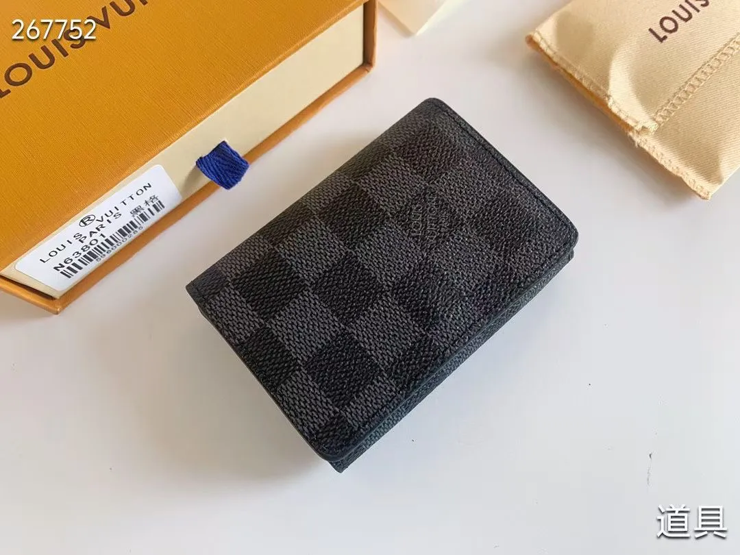 P80 💎LV ENVELOPPE CARTE DE VISITE Card Holder Wallet Made of classic Monogram coated canvas, this Enveloppe Carte de Visite card holder allows you to carry business cards or credit cards with you delicately. It can be easily stored in almost any pocket and uses snap buttons to open and close. Style number: M63801. Model: 10.5x 8x1. Coding: nn71/145125/57