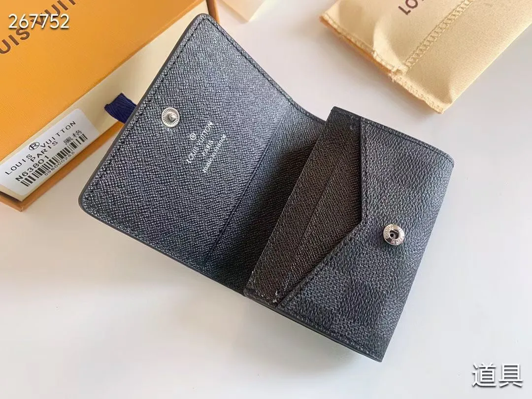 P80 💎LV ENVELOPPE CARTE DE VISITE Card Holder Wallet Made of classic Monogram coated canvas, this Enveloppe Carte de Visite card holder allows you to carry business cards or credit cards with you delicately. It can be easily stored in almost any pocket and uses snap buttons to open and close. Style number: M63801. Model: 10.5x 8x1. Coding: nn71/145125/57