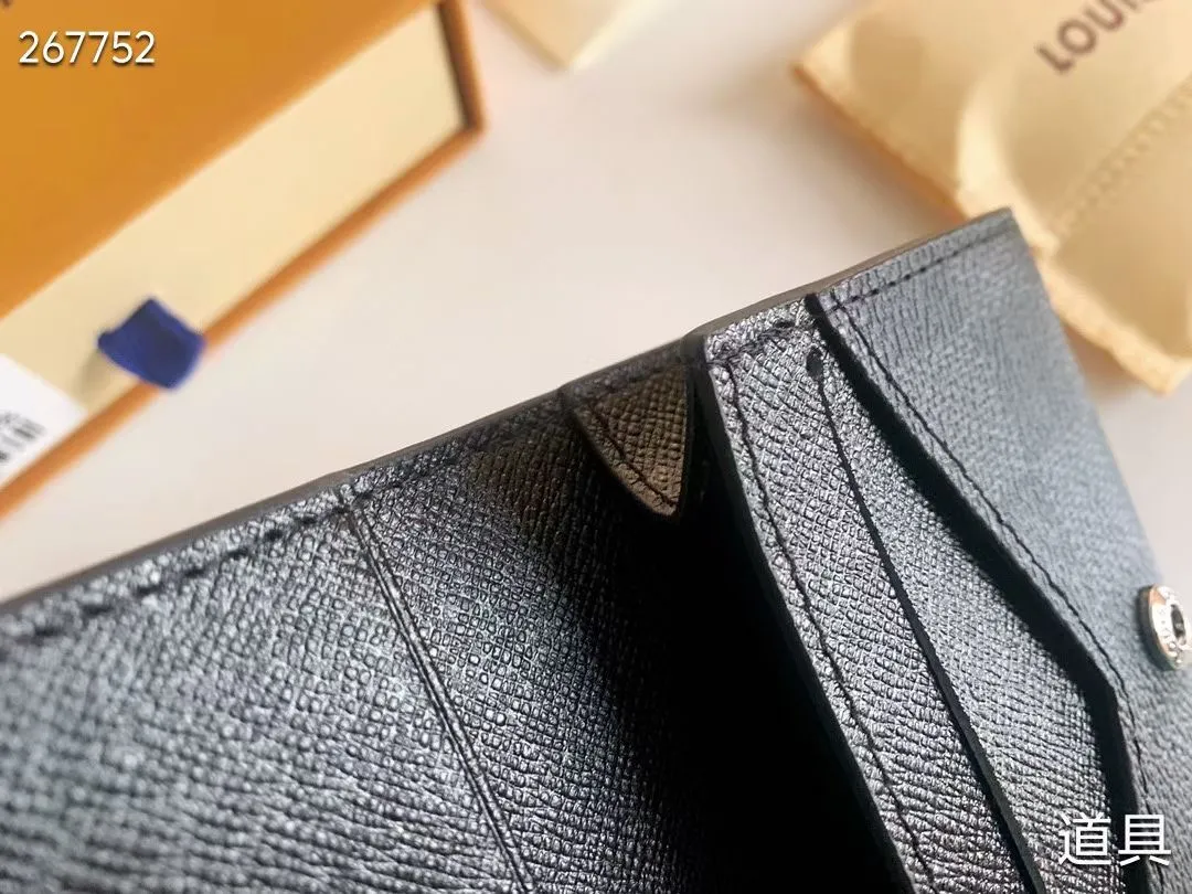 P80 💎LV ENVELOPPE CARTE DE VISITE Card Holder Wallet Made of classic Monogram coated canvas, this Enveloppe Carte de Visite card holder allows you to carry business cards or credit cards with you delicately. It can be easily stored in almost any pocket and uses snap buttons to open and close. Style number: M63801. Model: 10.5x 8x1. Coding: nn71/145125/57