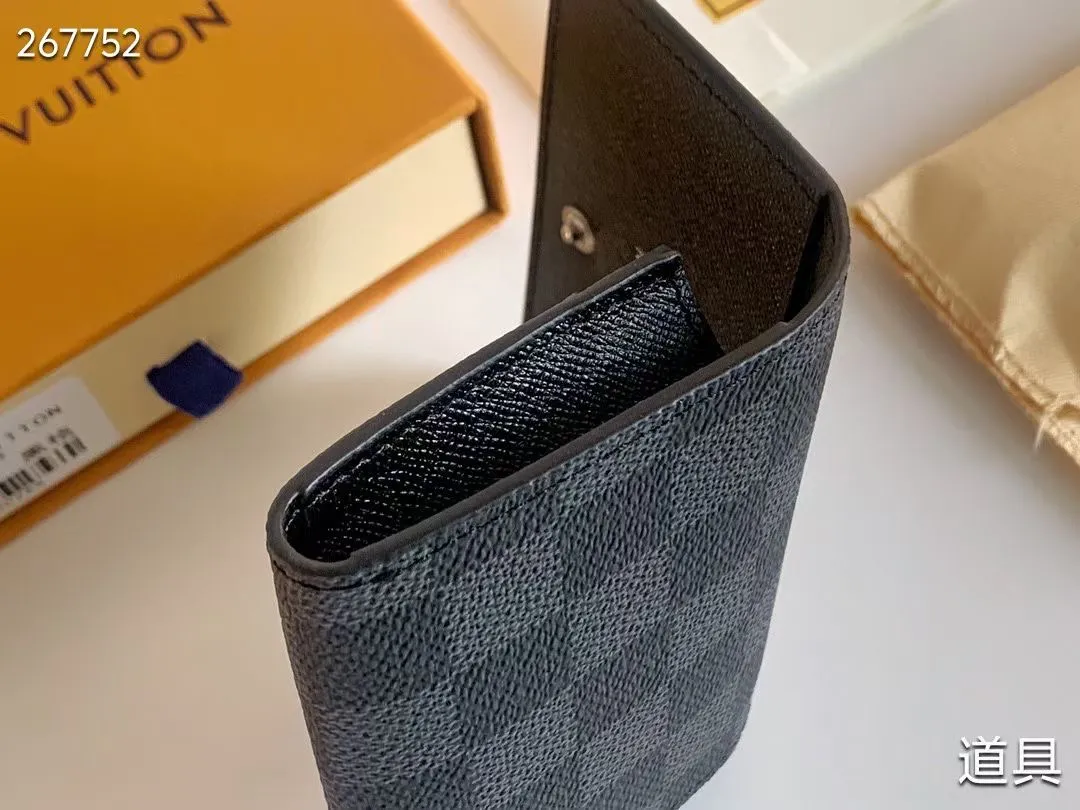 P80 💎LV ENVELOPPE CARTE DE VISITE Card Holder Wallet Made of classic Monogram coated canvas, this Enveloppe Carte de Visite card holder allows you to carry business cards or credit cards with you delicately. It can be easily stored in almost any pocket and uses snap buttons to open and close. Style number: M63801. Model: 10.5x 8x1. Coding: nn71/145125/57