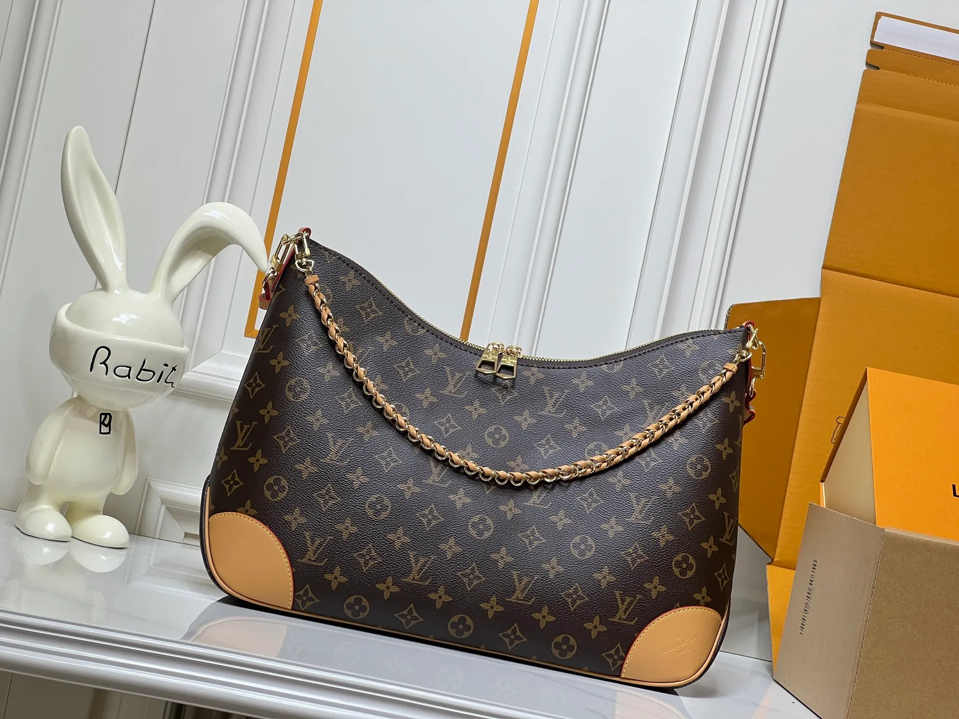 Batch 280💰Upgraded Original M25854 M13706 This classic Boulogne handbag has been upgraded to a spacious GM size, perfect for carrying laptops and other essentials. Inspired by an archival model from 1984, this elegant design is crafted from Monogram Empreinte leather and embellished with an exclusive gold braided chain that can be removed if desired. You can choose to wear it cross-body, over the shoulder or by hand. Dimensions: 40 × 29 × 15 cm (length x height x width)