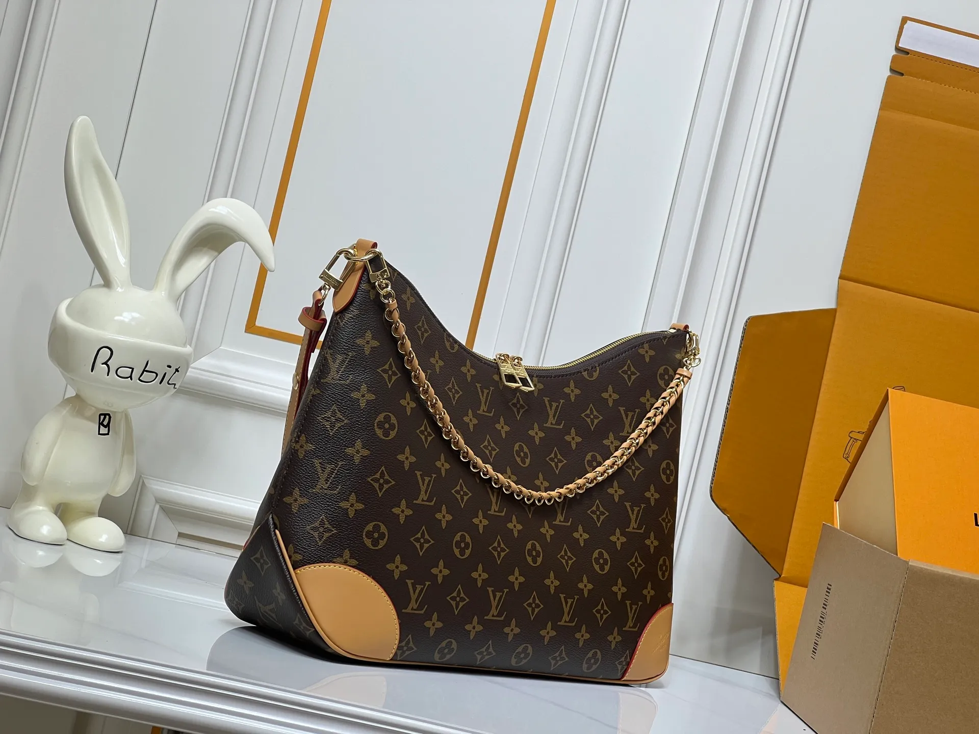 Batch 280💰Upgraded Original M25854 M13706 This classic Boulogne handbag has been upgraded to a spacious GM size, perfect for carrying laptops and other essentials. Inspired by an archival model from 1984, this elegant design is crafted from Monogram Empreinte leather and embellished with an exclusive gold braided chain that can be removed if desired. You can choose to wear it cross-body, over the shoulder or by hand. Dimensions: 40 × 29 × 15 cm (length x height x width)