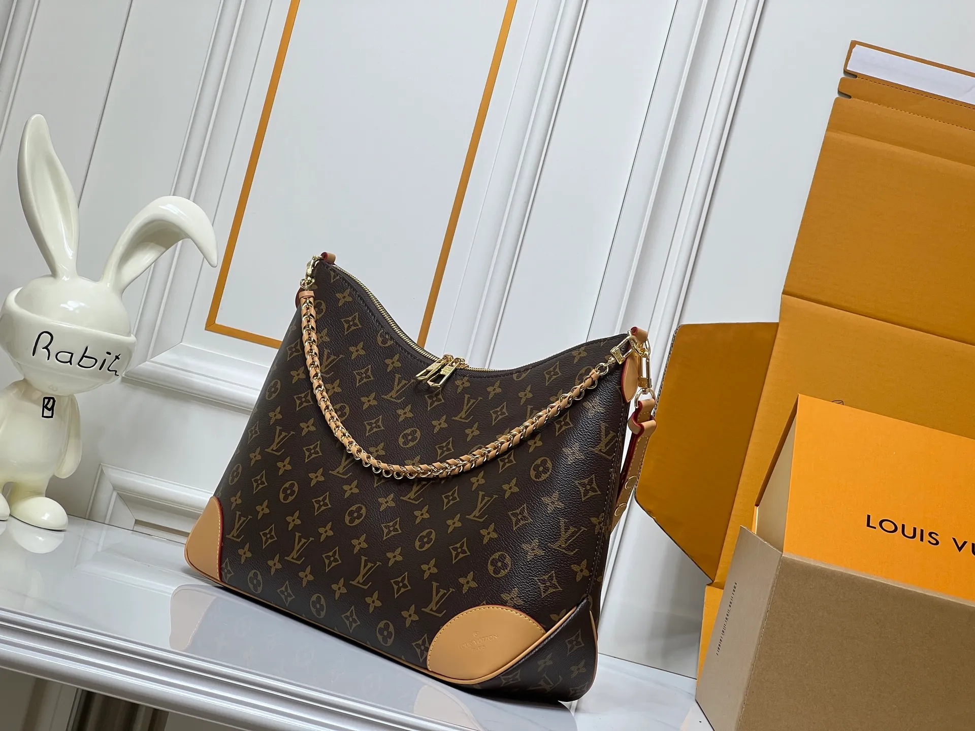Batch 280💰Upgraded Original M25854 M13706 This classic Boulogne handbag has been upgraded to a spacious GM size, perfect for carrying laptops and other essentials. Inspired by an archival model from 1984, this elegant design is crafted from Monogram Empreinte leather and embellished with an exclusive gold braided chain that can be removed if desired. You can choose to wear it cross-body, over the shoulder or by hand. Dimensions: 40 × 29 × 15 cm (length x height x width)