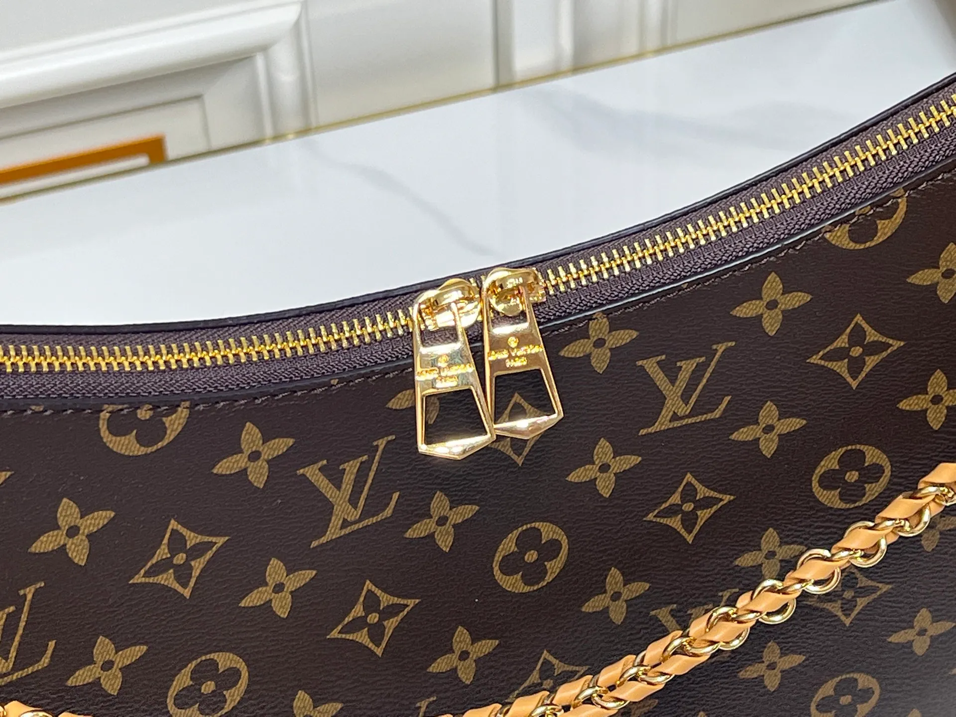 Batch 280💰Upgraded Original M25854 M13706 This classic Boulogne handbag has been upgraded to a spacious GM size, perfect for carrying laptops and other essentials. Inspired by an archival model from 1984, this elegant design is crafted from Monogram Empreinte leather and embellished with an exclusive gold braided chain that can be removed if desired. You can choose to wear it cross-body, over the shoulder or by hand. Dimensions: 40 × 29 × 15 cm (length x height x width)