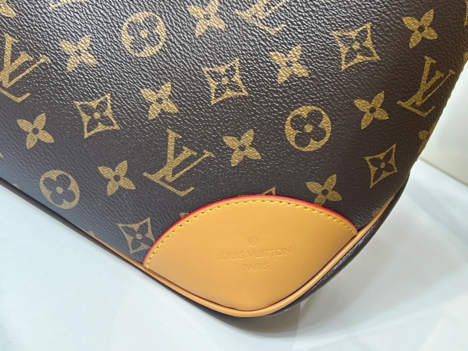 Batch 280💰Upgraded Original M25854 M13706 This classic Boulogne handbag has been upgraded to a spacious GM size, perfect for carrying laptops and other essentials. Inspired by an archival model from 1984, this elegant design is crafted from Monogram Empreinte leather and embellished with an exclusive gold braided chain that can be removed if desired. You can choose to wear it cross-body, over the shoulder or by hand. Dimensions: 40 × 29 × 15 cm (length x height x width)