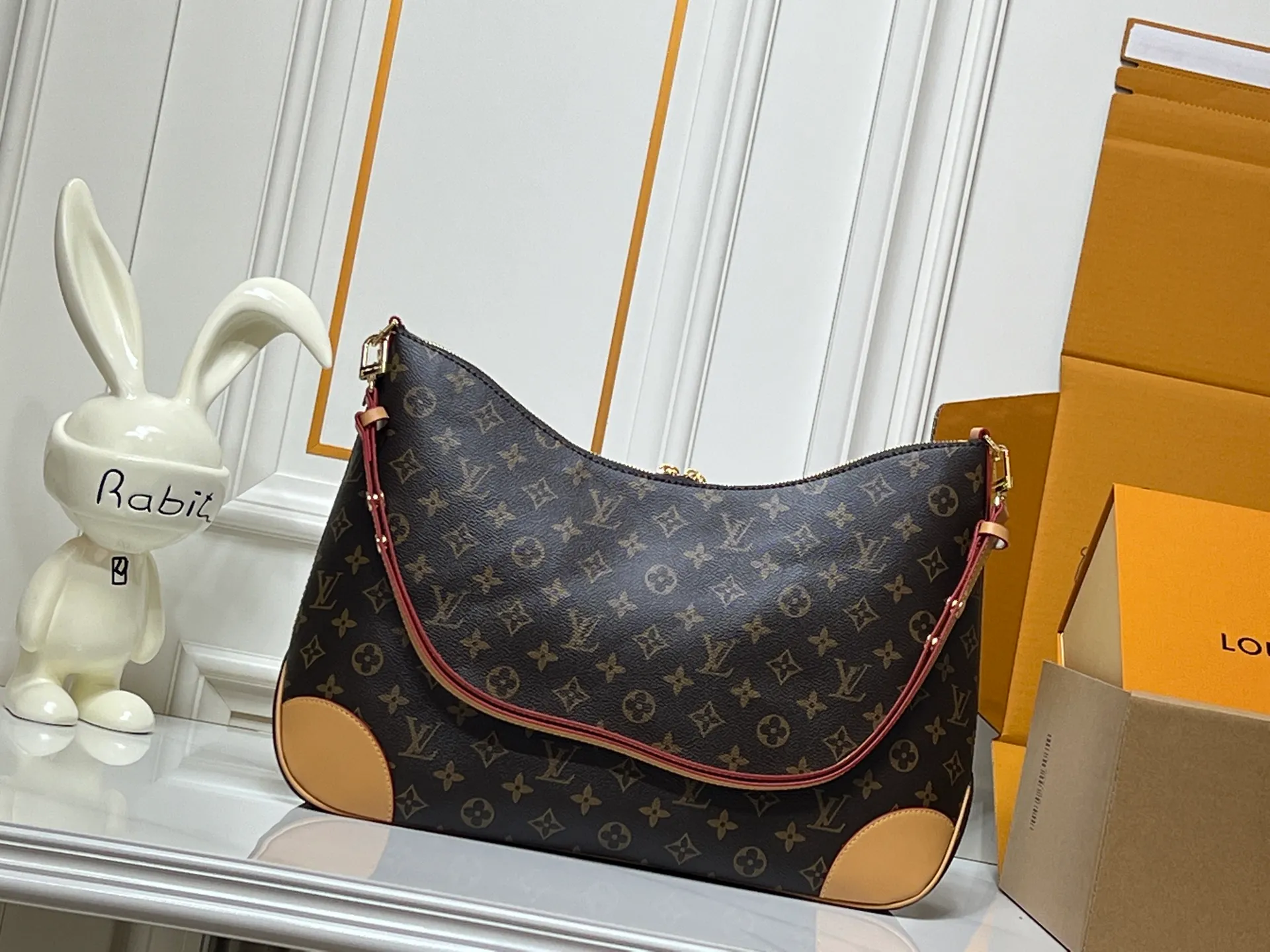 Batch 280💰Upgraded Original M25854 M13706 This classic Boulogne handbag has been upgraded to a spacious GM size, perfect for carrying laptops and other essentials. Inspired by an archival model from 1984, this elegant design is crafted from Monogram Empreinte leather and embellished with an exclusive gold braided chain that can be removed if desired. You can choose to wear it cross-body, over the shoulder or by hand. Dimensions: 40 × 29 × 15 cm (length x height x width)