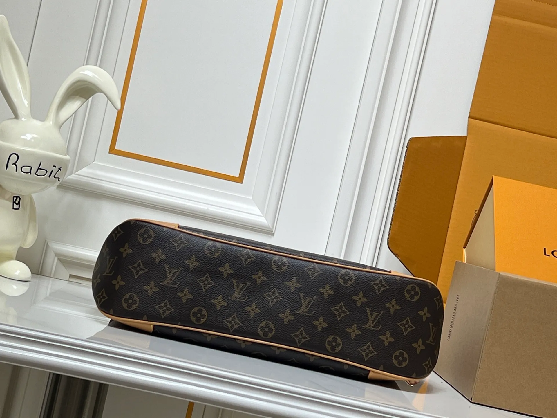 Batch 280💰Upgraded Original M25854 M13706 This classic Boulogne handbag has been upgraded to a spacious GM size, perfect for carrying laptops and other essentials. Inspired by an archival model from 1984, this elegant design is crafted from Monogram Empreinte leather and embellished with an exclusive gold braided chain that can be removed if desired. You can choose to wear it cross-body, over the shoulder or by hand. Dimensions: 40 × 29 × 15 cm (length x height x width)