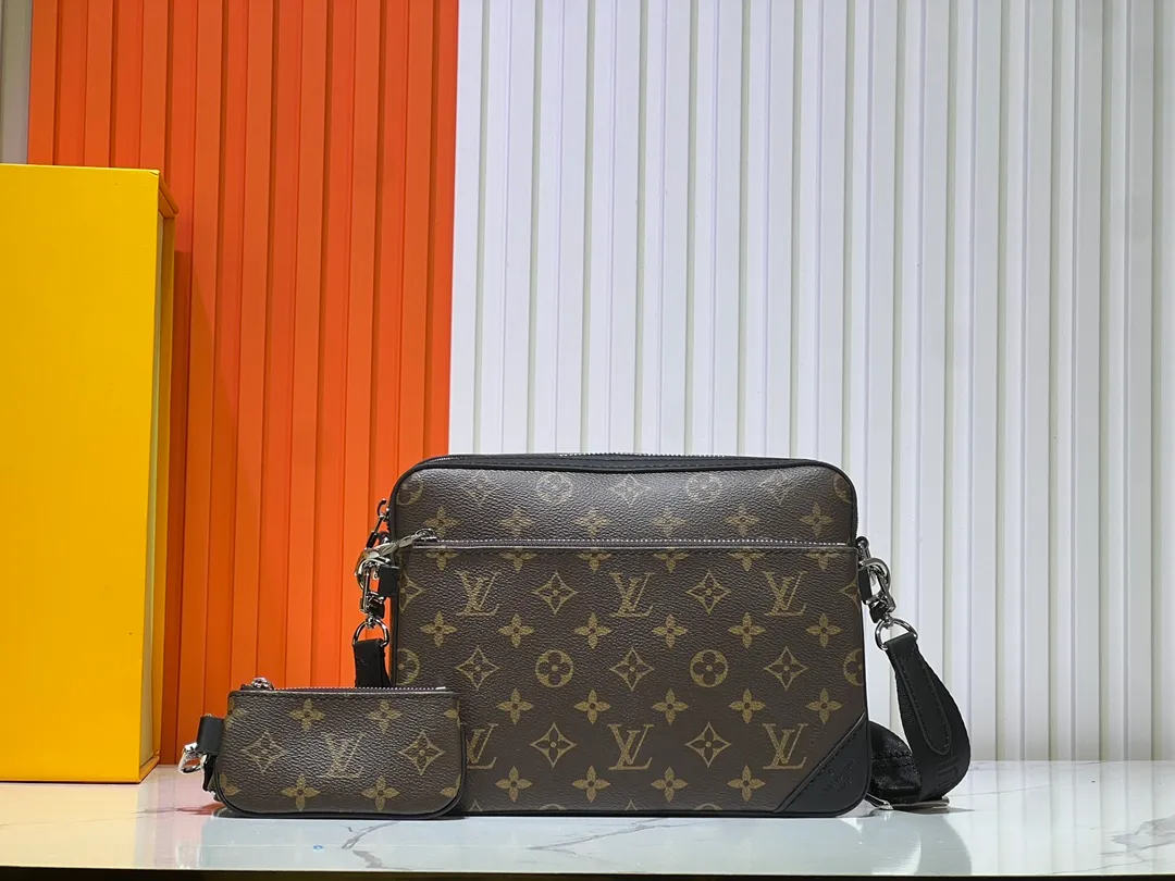 Batch 300💰M12766 M69443 M45320 New men's bag three-piece messenger bag series This Trio messenger bag uses Monogram Eclipse Reverse canvas and eye-catching details to create a three-in-one design. The zippered front pocket and coin purse on the shoulder strap are both detachable, enriching the functional design with the main pocket. The adjustable and removable fabric shoulder strap is embellished with the Louis Vuitton logo and provides a comfortable shoulder-carrying experience. Dimensions: 25.0×18.5×7.0