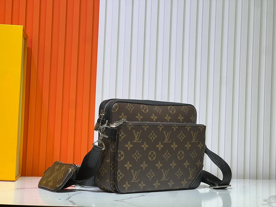 Batch 300💰M12766 M69443 M45320 New men's bag three-piece messenger bag series This Trio messenger bag uses Monogram Eclipse Reverse canvas and eye-catching details to create a three-in-one design. The zippered front pocket and coin purse on the shoulder strap are both detachable, enriching the functional design with the main pocket. The adjustable and removable fabric shoulder strap is embellished with the Louis Vuitton logo and provides a comfortable shoulder-carrying experience. Dimensions: 25.0×18.5×7.0