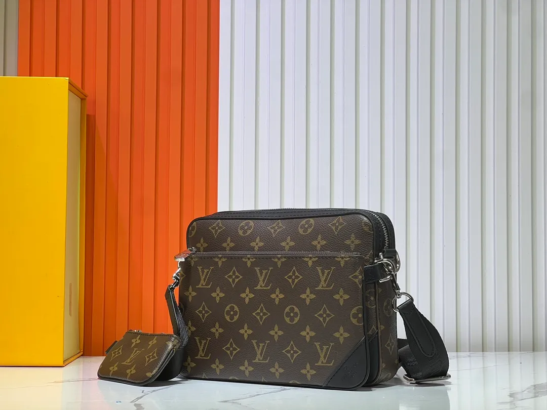 Batch 300💰M12766 M69443 M45320 New men's bag three-piece messenger bag series This Trio messenger bag uses Monogram Eclipse Reverse canvas and eye-catching details to create a three-in-one design. The zippered front pocket and coin purse on the shoulder strap are both detachable, enriching the functional design with the main pocket. The adjustable and removable fabric shoulder strap is embellished with the Louis Vuitton logo and provides a comfortable shoulder-carrying experience. Dimensions: 25.0×18.5×7.0