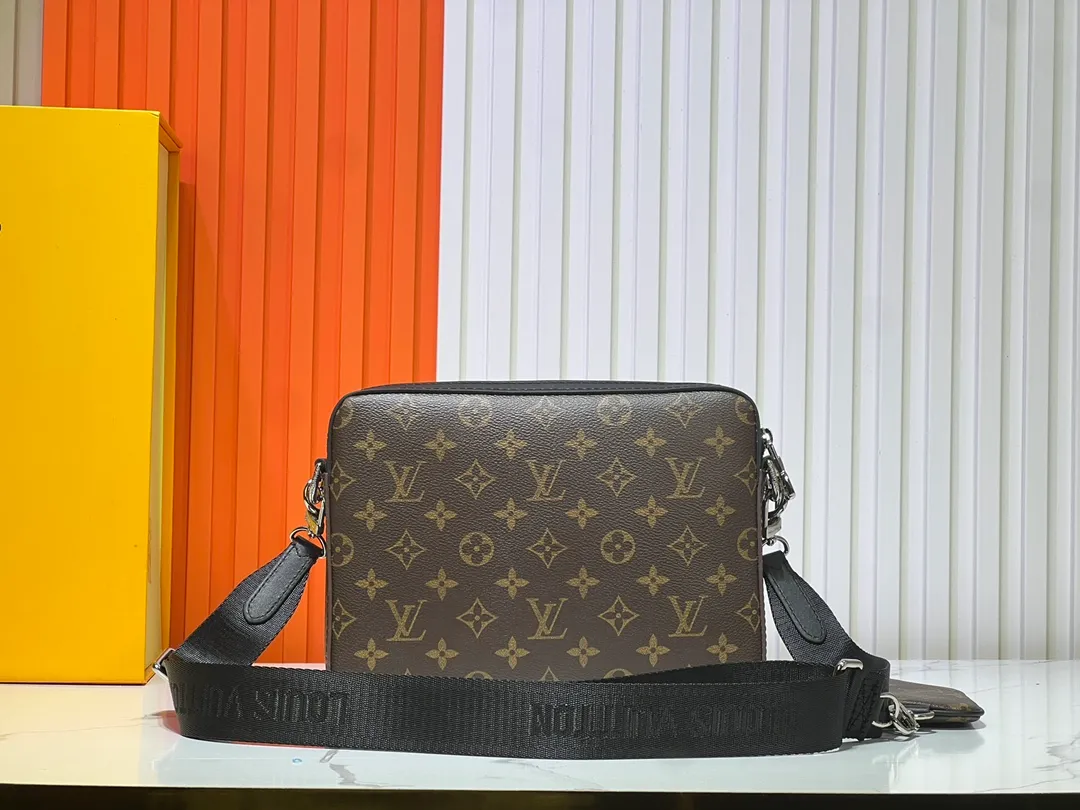 Batch 300💰M12766 M69443 M45320 New men's bag three-piece messenger bag series This Trio messenger bag uses Monogram Eclipse Reverse canvas and eye-catching details to create a three-in-one design. The zippered front pocket and coin purse on the shoulder strap are both detachable, enriching the functional design with the main pocket. The adjustable and removable fabric shoulder strap is embellished with the Louis Vuitton logo and provides a comfortable shoulder-carrying experience. Dimensions: 25.0×18.5×7.0