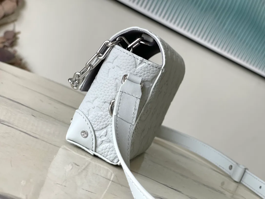💰880 (top layer leather) top original order M82579 gray full leather embossed men's messenger bag series Steamer messenger bag soft monogram taurillon leather complements classic elements such as steamer style chains. Comes with an adjustable shoulder strap for easy carrying. Zippered compartments provide ample storage space, and front pocket flaps and magnetic locks keep items safe. 18.0x 11.0x 6.5cm (length x height x width)
