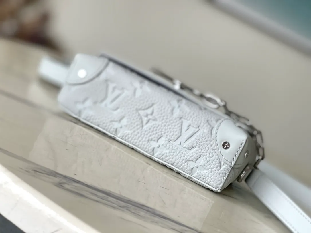 💰880 (top layer leather) top original order M82579 gray full leather embossed men's messenger bag series Steamer messenger bag soft monogram taurillon leather complements classic elements such as steamer style chains. Comes with an adjustable shoulder strap for easy carrying. Zippered compartments provide ample storage space, and front pocket flaps and magnetic locks keep items safe. 18.0x 11.0x 6.5cm (length x height x width)