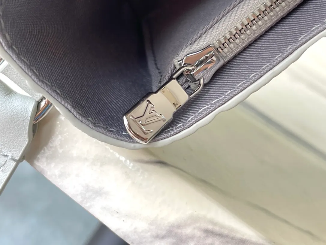💰880 (top layer leather) top original order M82579 gray full leather embossed men's messenger bag series Steamer messenger bag soft monogram taurillon leather complements classic elements such as steamer style chains. Comes with an adjustable shoulder strap for easy carrying. Zippered compartments provide ample storage space, and front pocket flaps and magnetic locks keep items safe. 18.0x 11.0x 6.5cm (length x height x width)