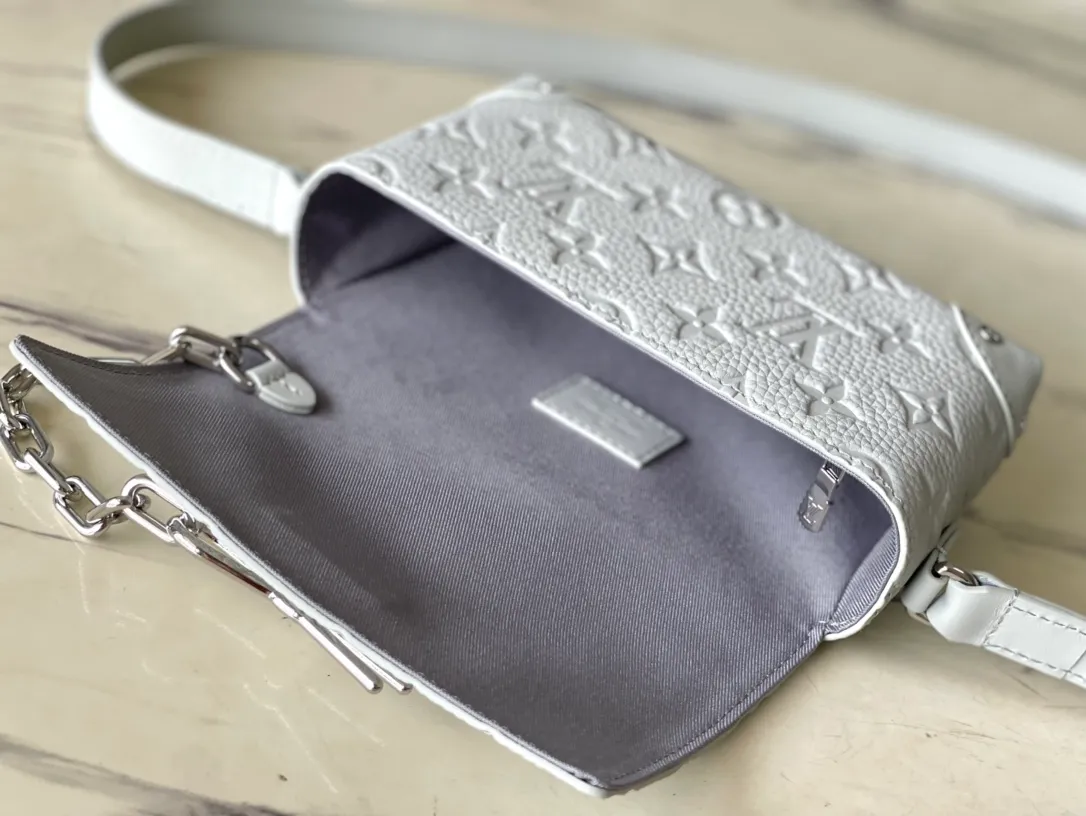 💰880 (top layer leather) top original order M82579 gray full leather embossed men's messenger bag series Steamer messenger bag soft monogram taurillon leather complements classic elements such as steamer style chains. Comes with an adjustable shoulder strap for easy carrying. Zippered compartments provide ample storage space, and front pocket flaps and magnetic locks keep items safe. 18.0x 11.0x 6.5cm (length x height x width)