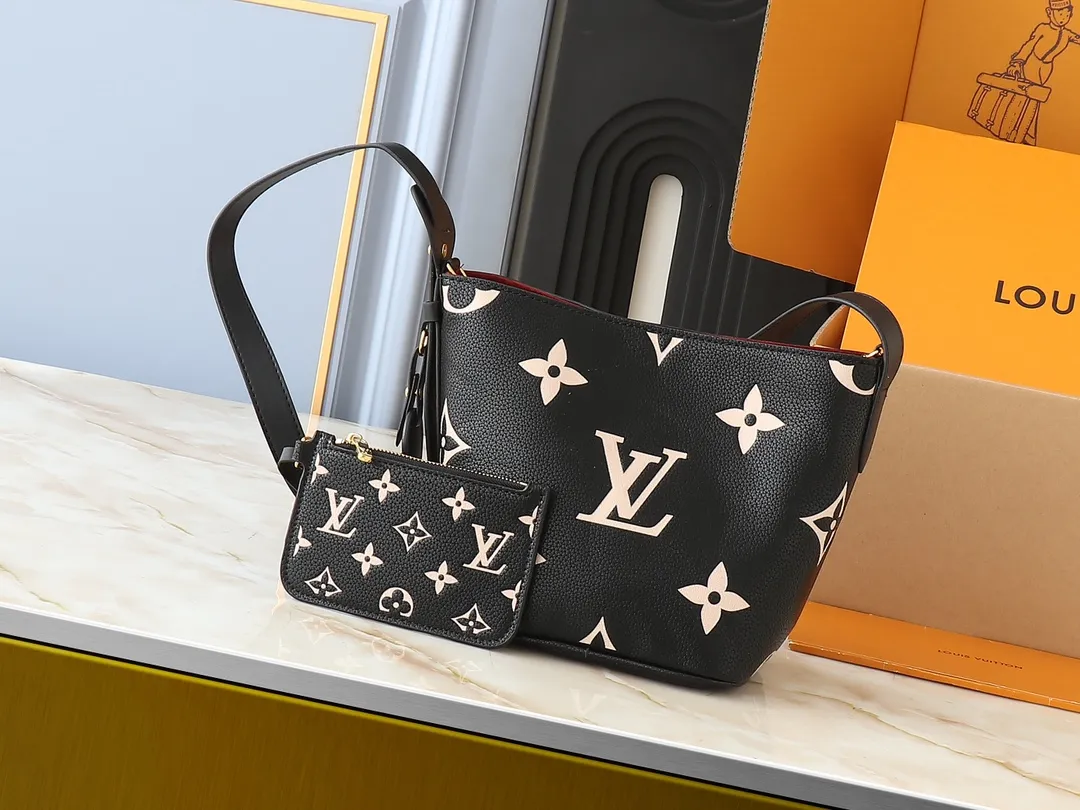 💰220💰Upgraded from the original M12925 M12926 M13480 M13044 M14356 M13045 M13089 This All In BB handbag is made of Monogram cow leather with shiny metal parts, and the iconic padlock and nameplate highlight the classic style. The adjustable shoulder strap continues the brand's trunk-making heritage, and the leather shoulder strap adds cross-body and shoulder carry options. The foldable design enables the silhouette to be retracted and retracted freely, providing ample space for daily use. 16.0 x 18.0 x 12.0 cm (length x height x width)