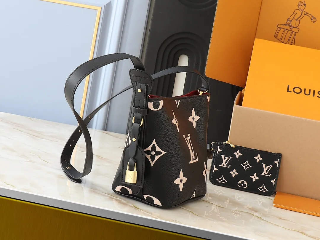 💰220💰Upgraded from the original M12925 M12926 M13480 M13044 M14356 M13045 M13089 This All In BB handbag is made of Monogram cow leather with shiny metal parts, and the iconic padlock and nameplate highlight the classic style. The adjustable shoulder strap continues the brand's trunk-making heritage, and the leather shoulder strap adds cross-body and shoulder carry options. The foldable design enables the silhouette to be retracted and retracted freely, providing ample space for daily use. 16.0 x 18.0 x 12.0 cm (length x height x width)