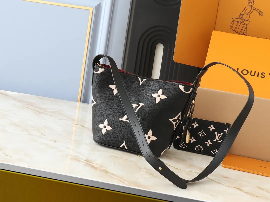 💰220💰Upgraded from the original M12925 M12926 M13480 M13044 M14356 M13045 M13089 This All In BB handbag is made of Monogram cow leather with shiny metal parts, and the iconic padlock and nameplate highlight the classic style. The adjustable shoulder strap continues the brand's trunk-making heritage, and the leather shoulder strap adds cross-body and shoulder carry options. The foldable design enables the silhouette to be retracted and retracted freely, providing ample space for daily use. 16.0 x 18.0 x 12.0 cm (length x height x width)
