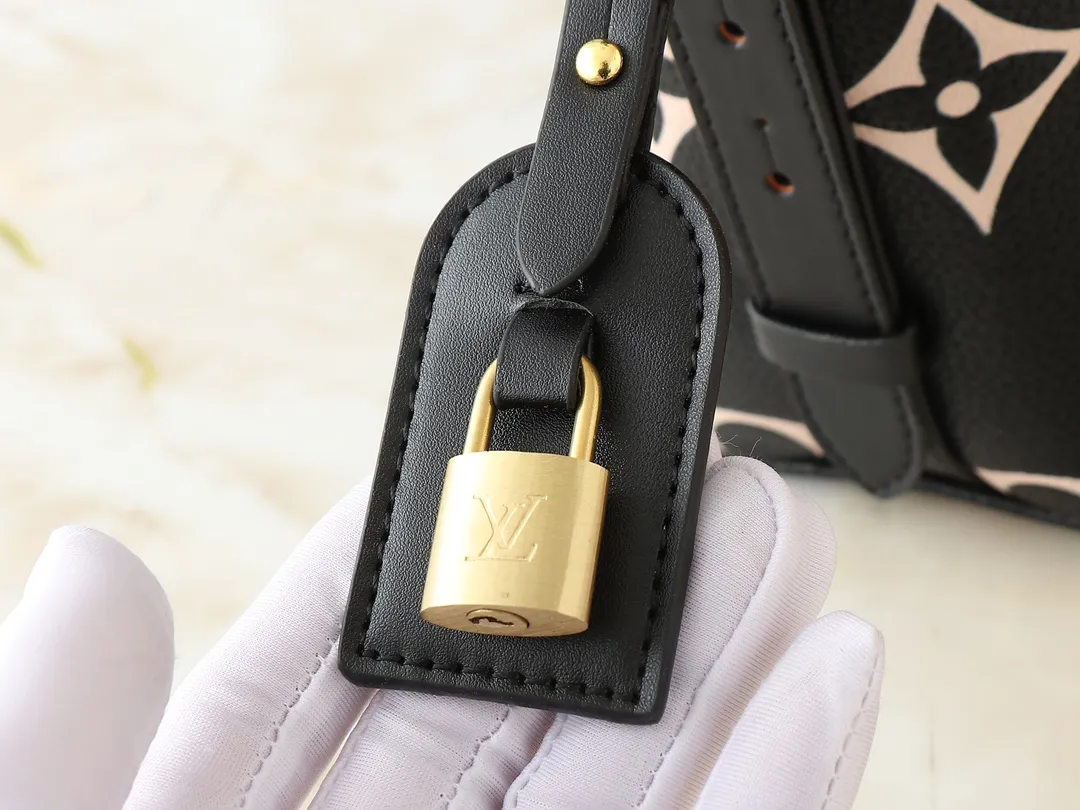 💰220💰Upgraded from the original M12925 M12926 M13480 M13044 M14356 M13045 M13089 This All In BB handbag is made of Monogram cow leather with shiny metal parts, and the iconic padlock and nameplate highlight the classic style. The adjustable shoulder strap continues the brand's trunk-making heritage, and the leather shoulder strap adds cross-body and shoulder carry options. The foldable design enables the silhouette to be retracted and retracted freely, providing ample space for daily use. 16.0 x 18.0 x 12.0 cm (length x height x width)