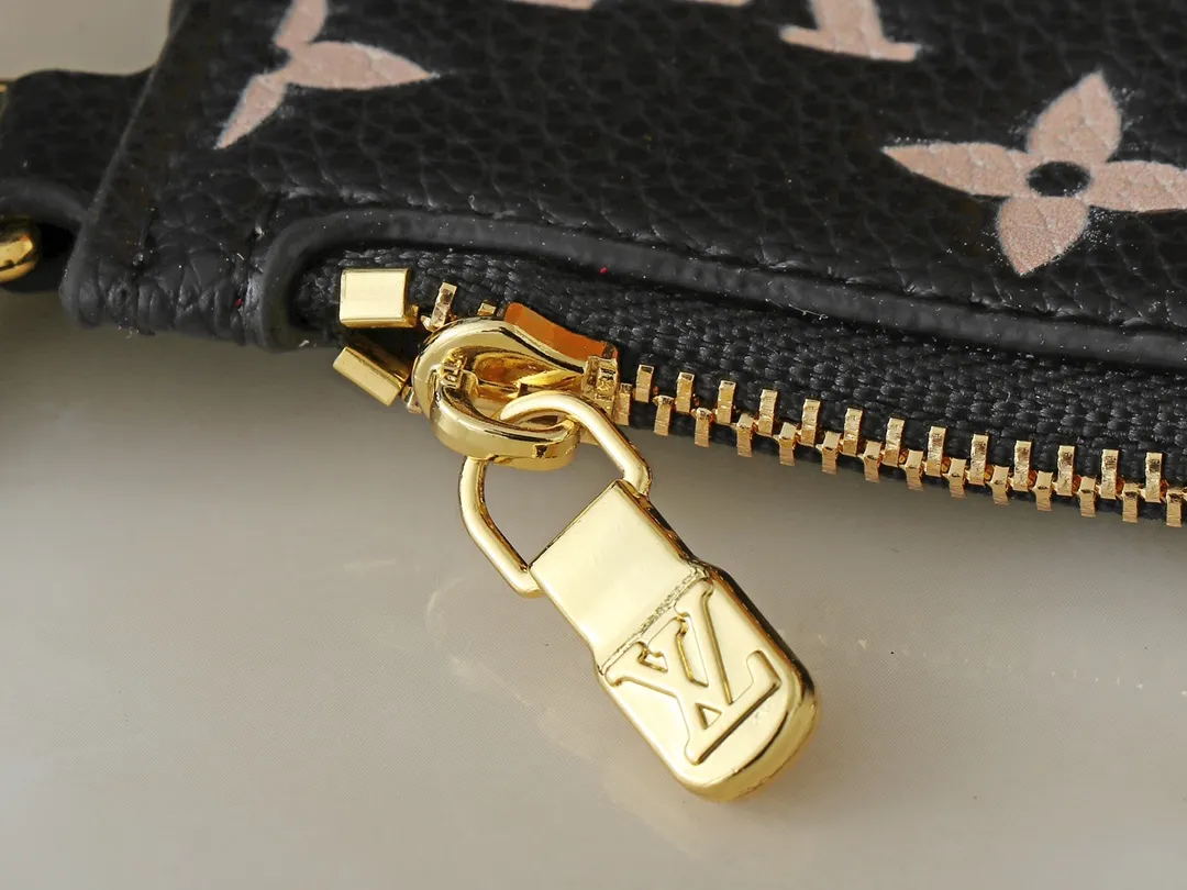 💰220💰Upgraded from the original M12925 M12926 M13480 M13044 M14356 M13045 M13089 This All In BB handbag is made of Monogram cow leather with shiny metal parts, and the iconic padlock and nameplate highlight the classic style. The adjustable shoulder strap continues the brand's trunk-making heritage, and the leather shoulder strap adds cross-body and shoulder carry options. The foldable design enables the silhouette to be retracted and retracted freely, providing ample space for daily use. 16.0 x 18.0 x 12.0 cm (length x height x width)