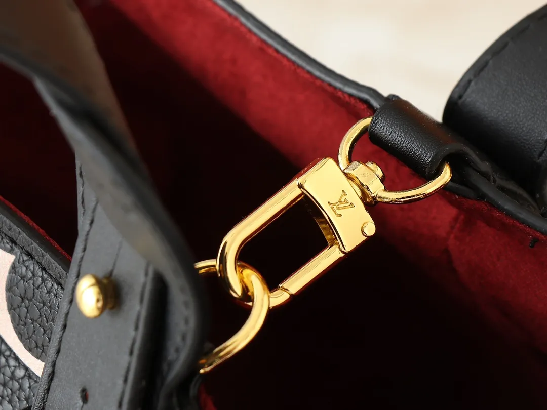 💰220💰Upgraded from the original M12925 M12926 M13480 M13044 M14356 M13045 M13089 This All In BB handbag is made of Monogram cow leather with shiny metal parts, and the iconic padlock and nameplate highlight the classic style. The adjustable shoulder strap continues the brand's trunk-making heritage, and the leather shoulder strap adds cross-body and shoulder carry options. The foldable design enables the silhouette to be retracted and retracted freely, providing ample space for daily use. 16.0 x 18.0 x 12.0 cm (length x height x width)