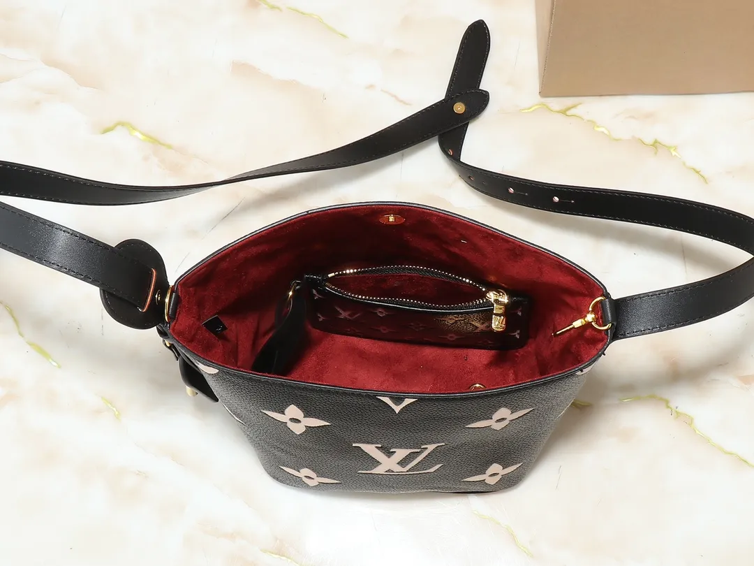 💰220💰Upgraded from the original M12925 M12926 M13480 M13044 M14356 M13045 M13089 This All In BB handbag is made of Monogram cow leather with shiny metal parts, and the iconic padlock and nameplate highlight the classic style. The adjustable shoulder strap continues the brand's trunk-making heritage, and the leather shoulder strap adds cross-body and shoulder carry options. The foldable design enables the silhouette to be retracted and retracted freely, providing ample space for daily use. 16.0 x 18.0 x 12.0 cm (length x height x width)