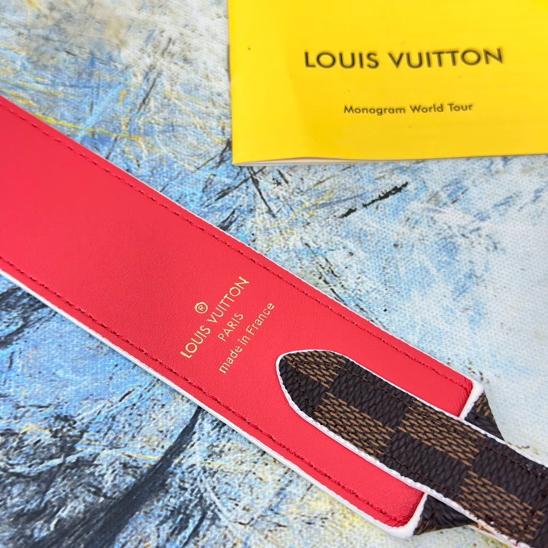 💰96 💎Top original super versatile MONOGRAM shoulder strap J02330 is made of Monogram canvas fabric and lined with stunning Rose Poudre Nappa leather. This shoulder strap is the best choice for creating a personal Louis Vuitton bag. Novel and versatile: super practical spring buckle design, easy to connect and remove. 90.0 x 4.0 x 0.2 cm (Length x Height x Width) - Monogram coated canvas - Nappa leather lining - Gold-tone hardware - 2 spring buckles - 2 Moroccan leather loops