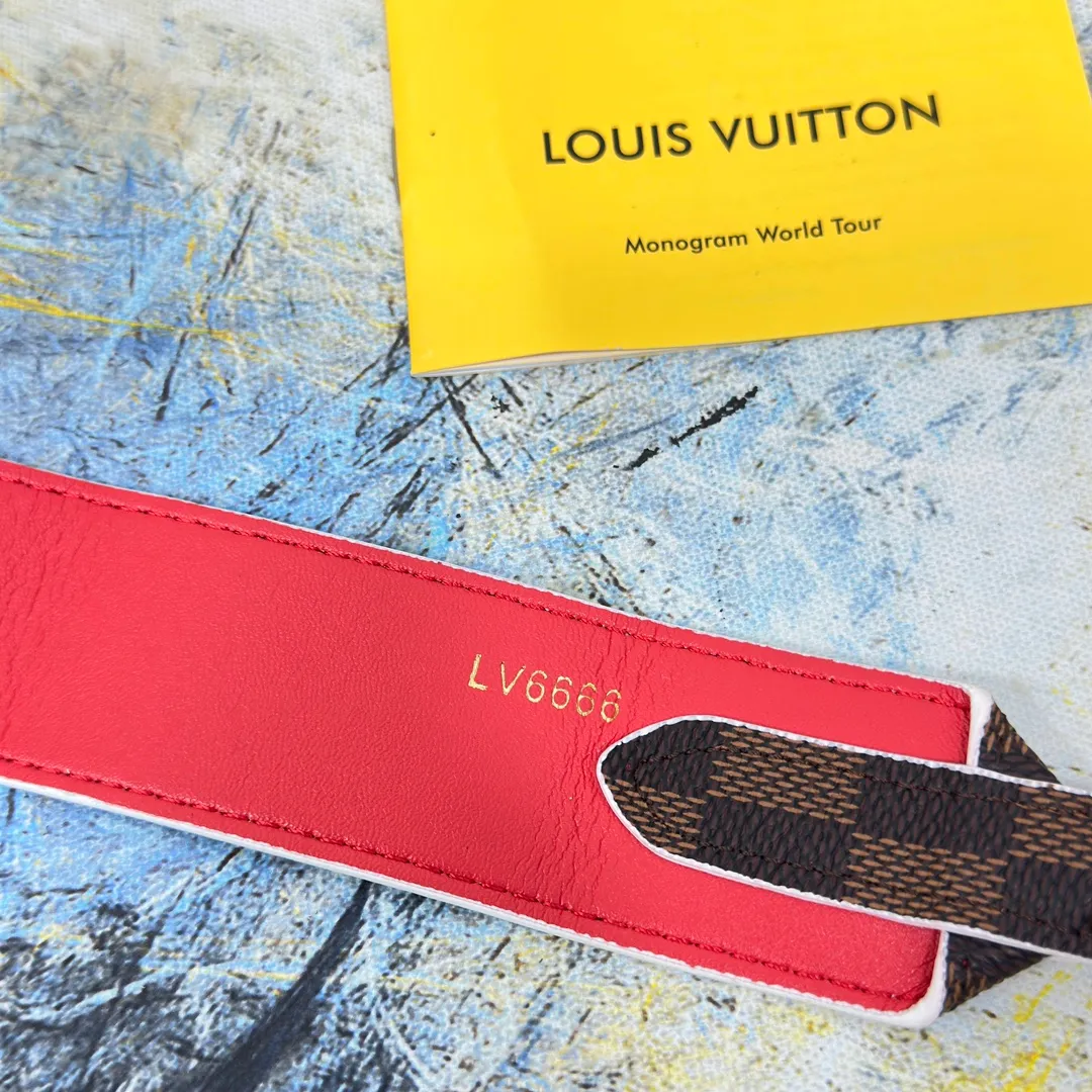 💰96 💎Top original super versatile MONOGRAM shoulder strap J02330 is made of Monogram canvas fabric and lined with stunning Rose Poudre Nappa leather. This shoulder strap is the best choice for creating a personal Louis Vuitton bag. Novel and versatile: super practical spring buckle design, easy to connect and remove. 90.0 x 4.0 x 0.2 cm (Length x Height x Width) - Monogram coated canvas - Nappa leather lining - Gold-tone hardware - 2 spring buckles - 2 Moroccan leather loops