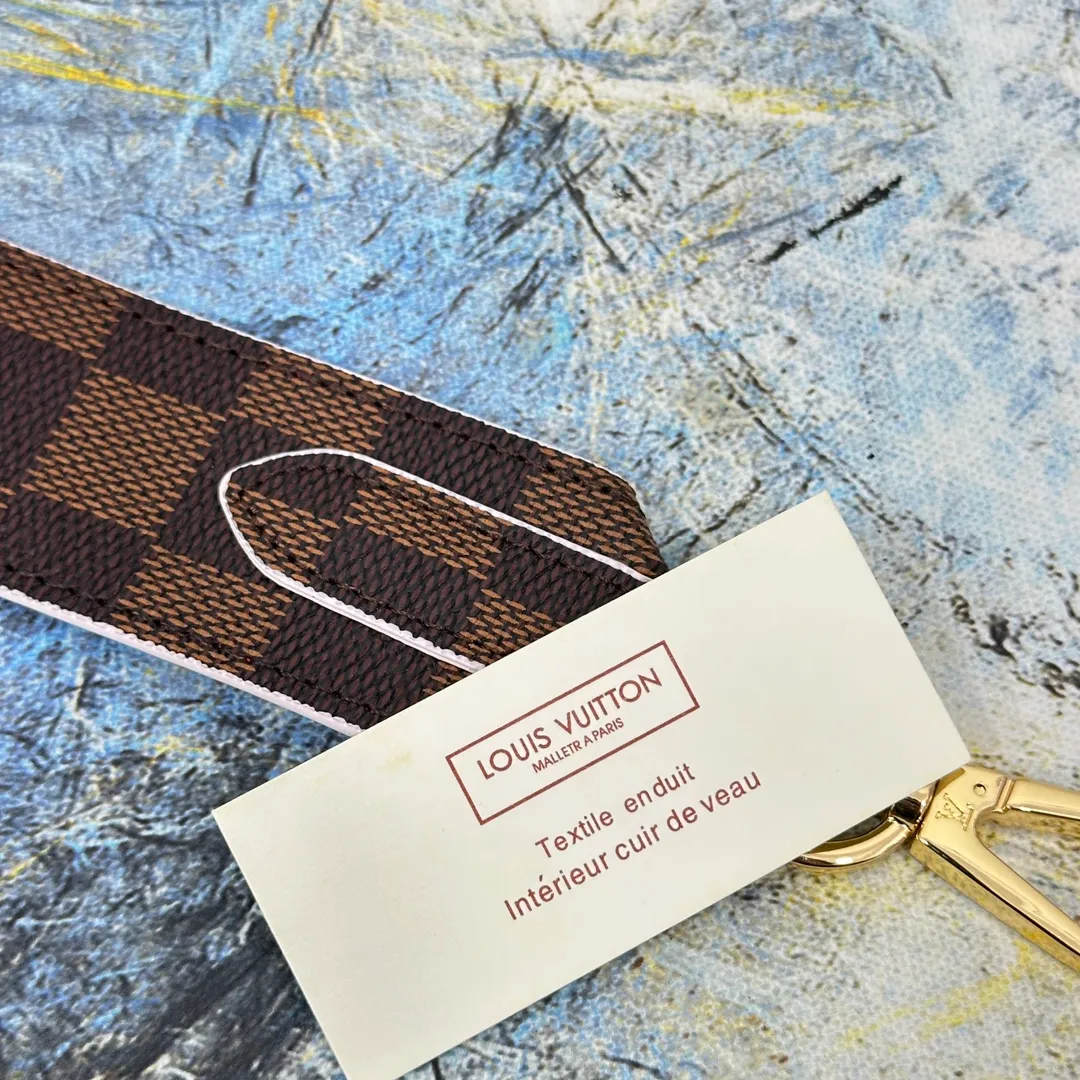 💰96 💎Top original super versatile MONOGRAM shoulder strap J02330 is made of Monogram canvas fabric and lined with stunning Rose Poudre Nappa leather. This shoulder strap is the best choice for creating a personal Louis Vuitton bag. Novel and versatile: super practical spring buckle design, easy to connect and remove. 90.0 x 4.0 x 0.2 cm (Length x Height x Width) - Monogram coated canvas - Nappa leather lining - Gold-tone hardware - 2 spring buckles - 2 Moroccan leather loops